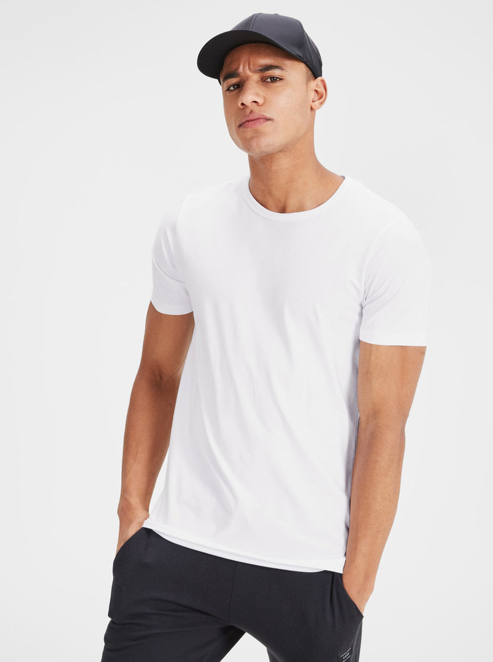Levně Bílé pánské tričko s krátkým rukávem Jack & Jones Basic