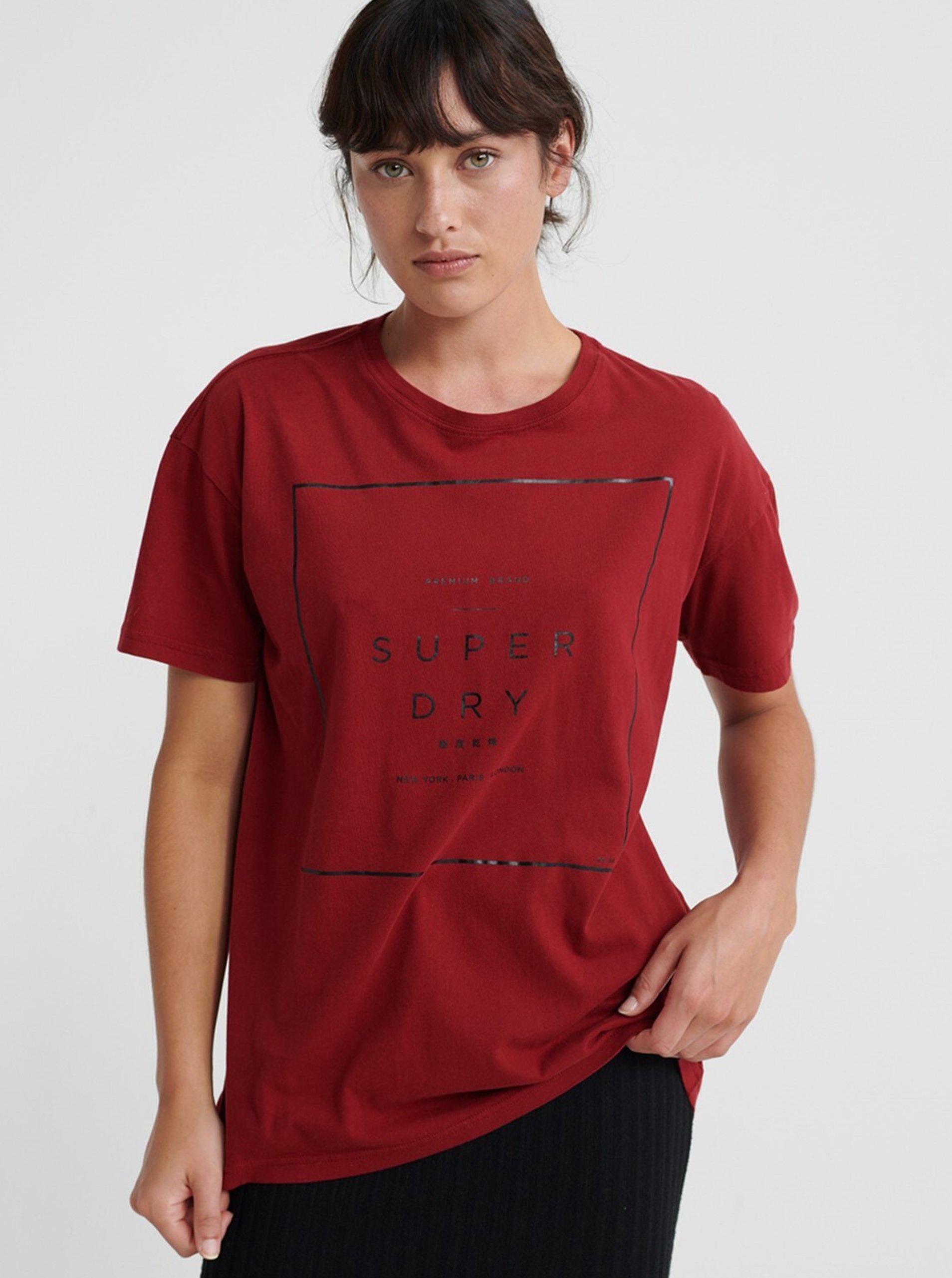 Levně Červené dámské tričko s potiskem Superdry