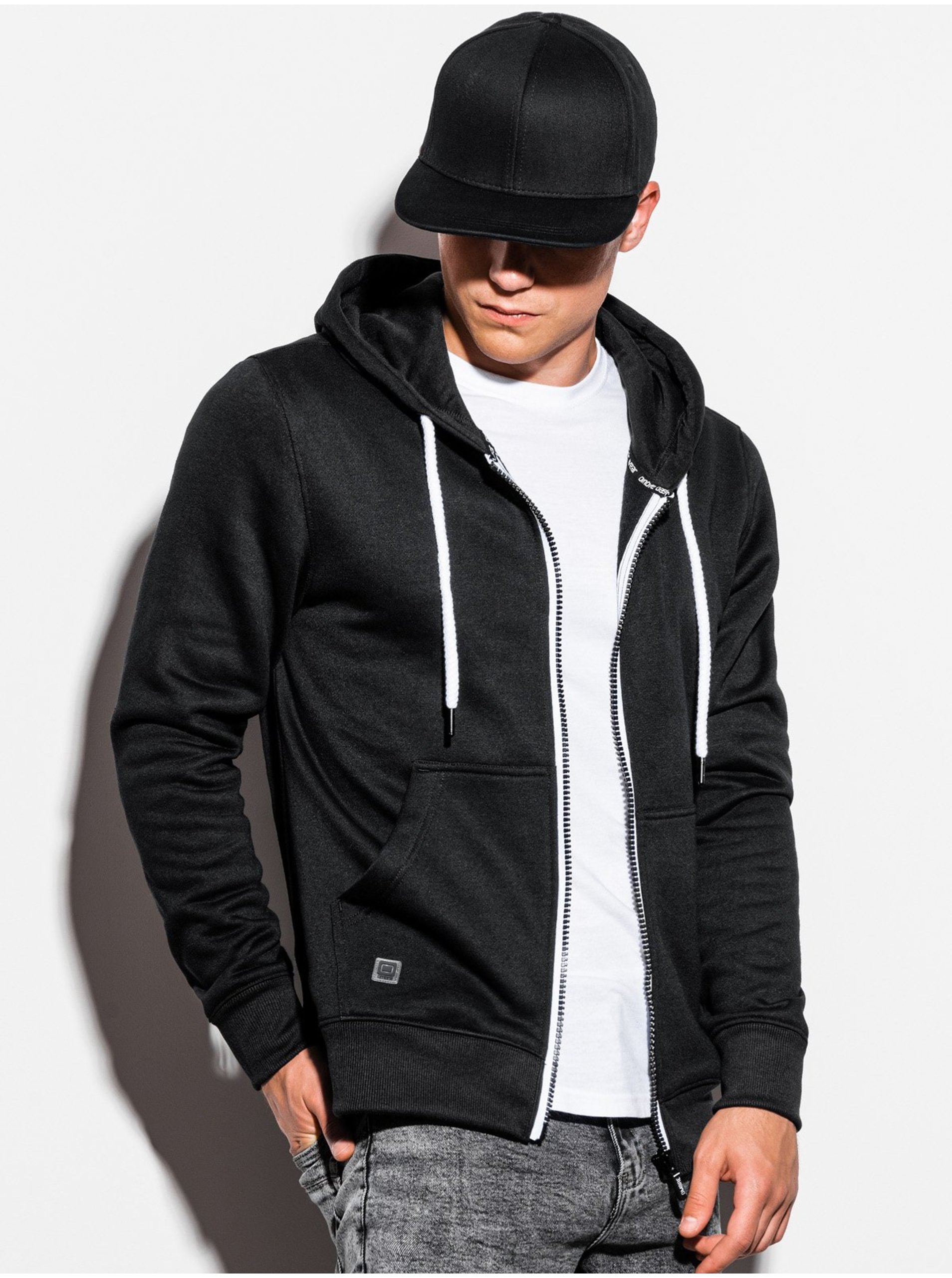 E-shop Černá pánská basic mikina s kapucí Ombre Clothing