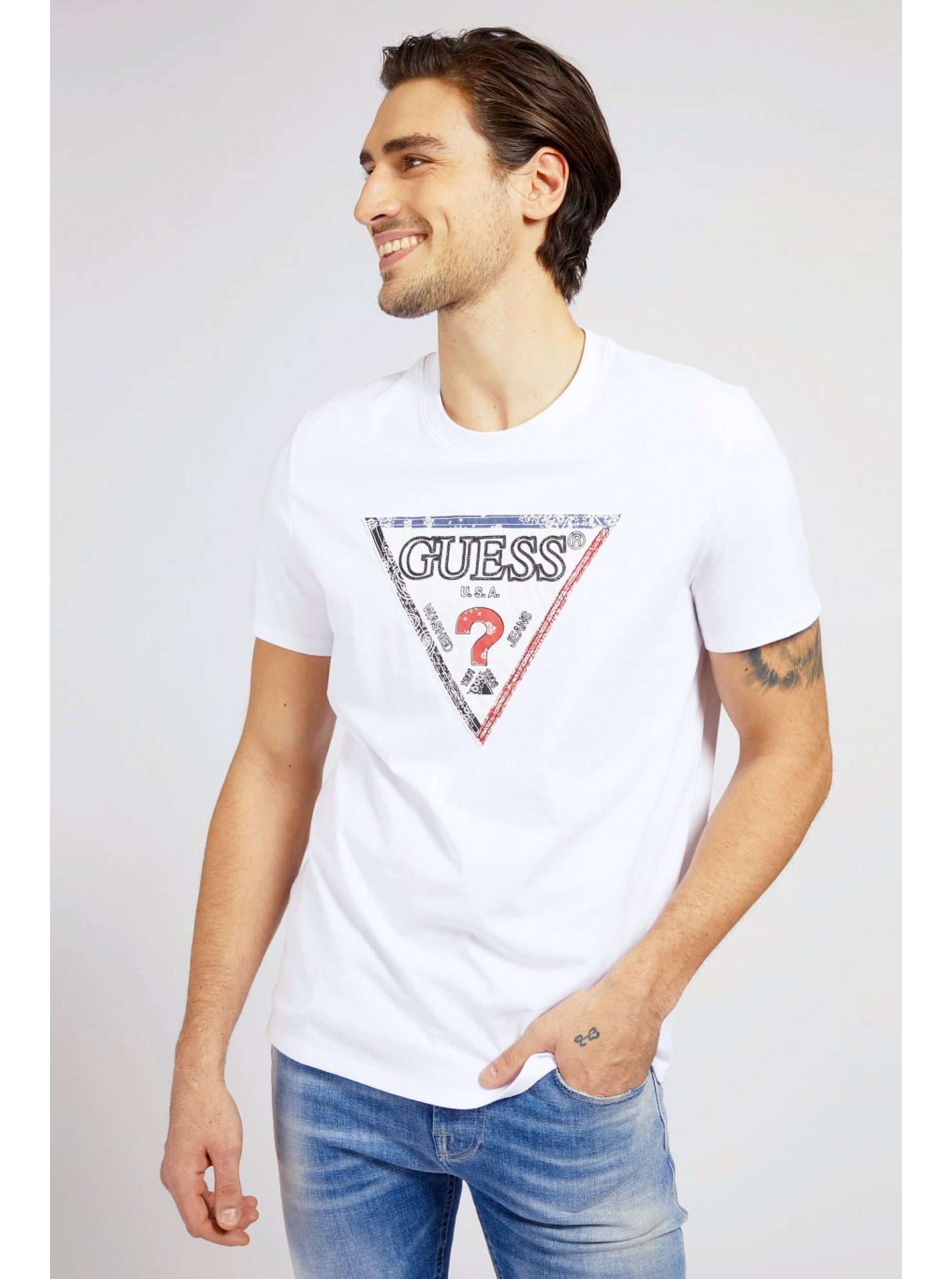 Levně Bílé pánské tričko Guess Triesley Triangle Logo