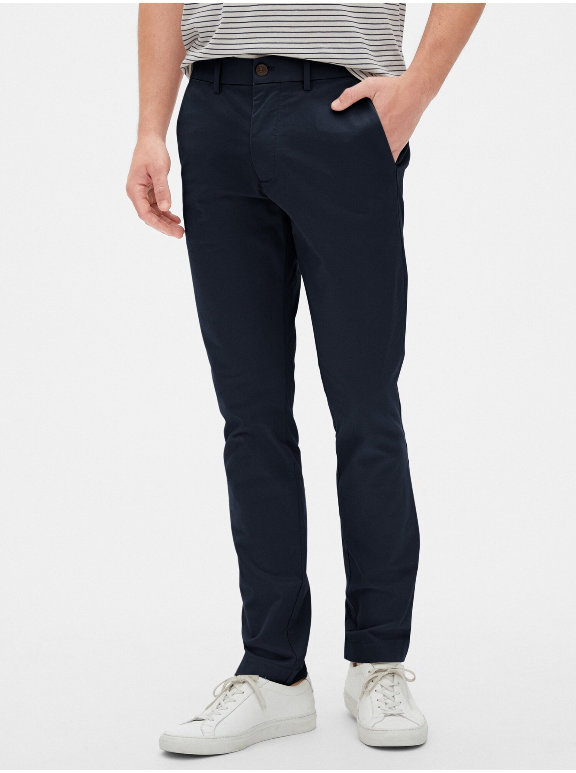 Levně Modré pánské kalhoty modern khakis in skinny fit with GapFlex