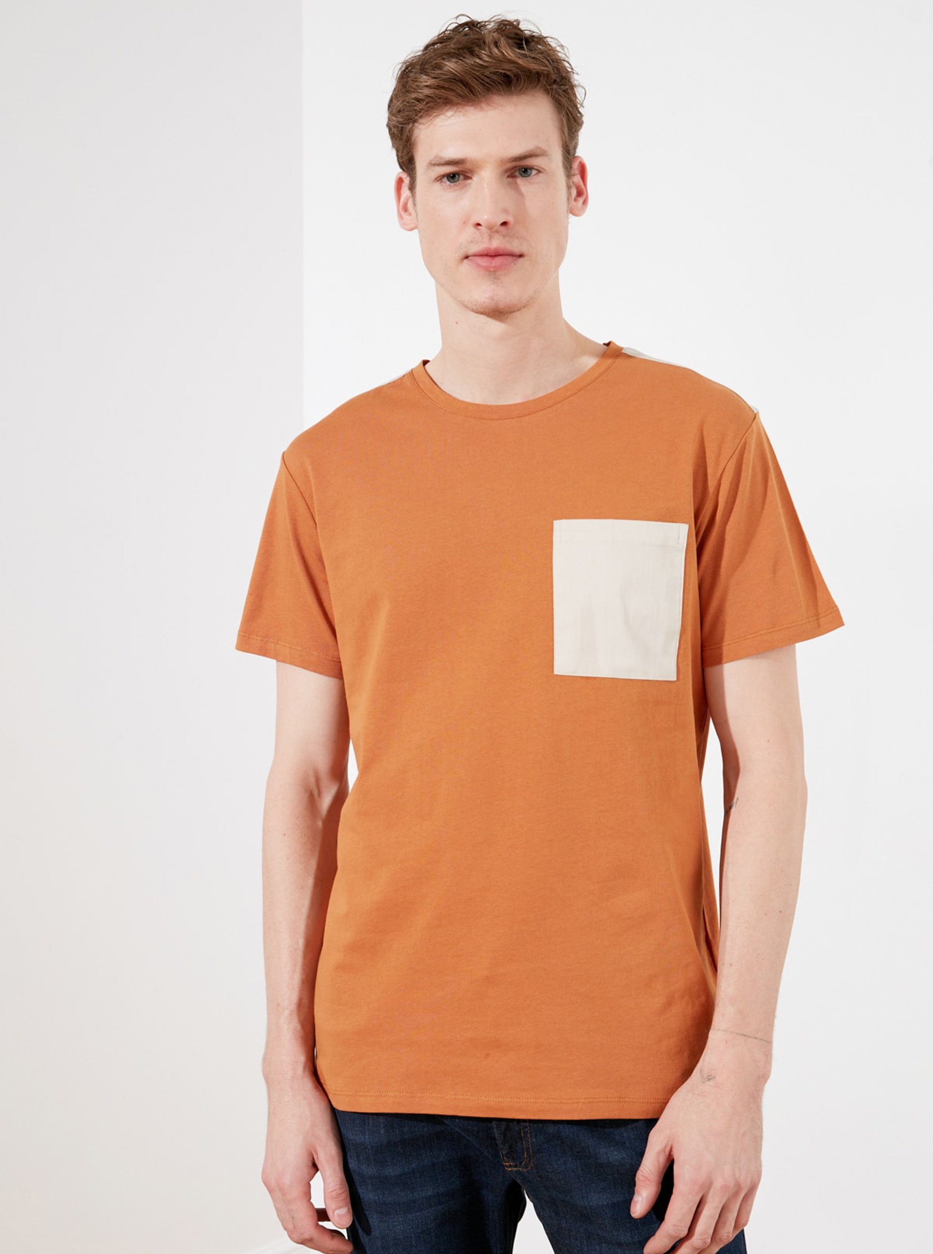 E-shop Hnedé pánske tričko Trendyol