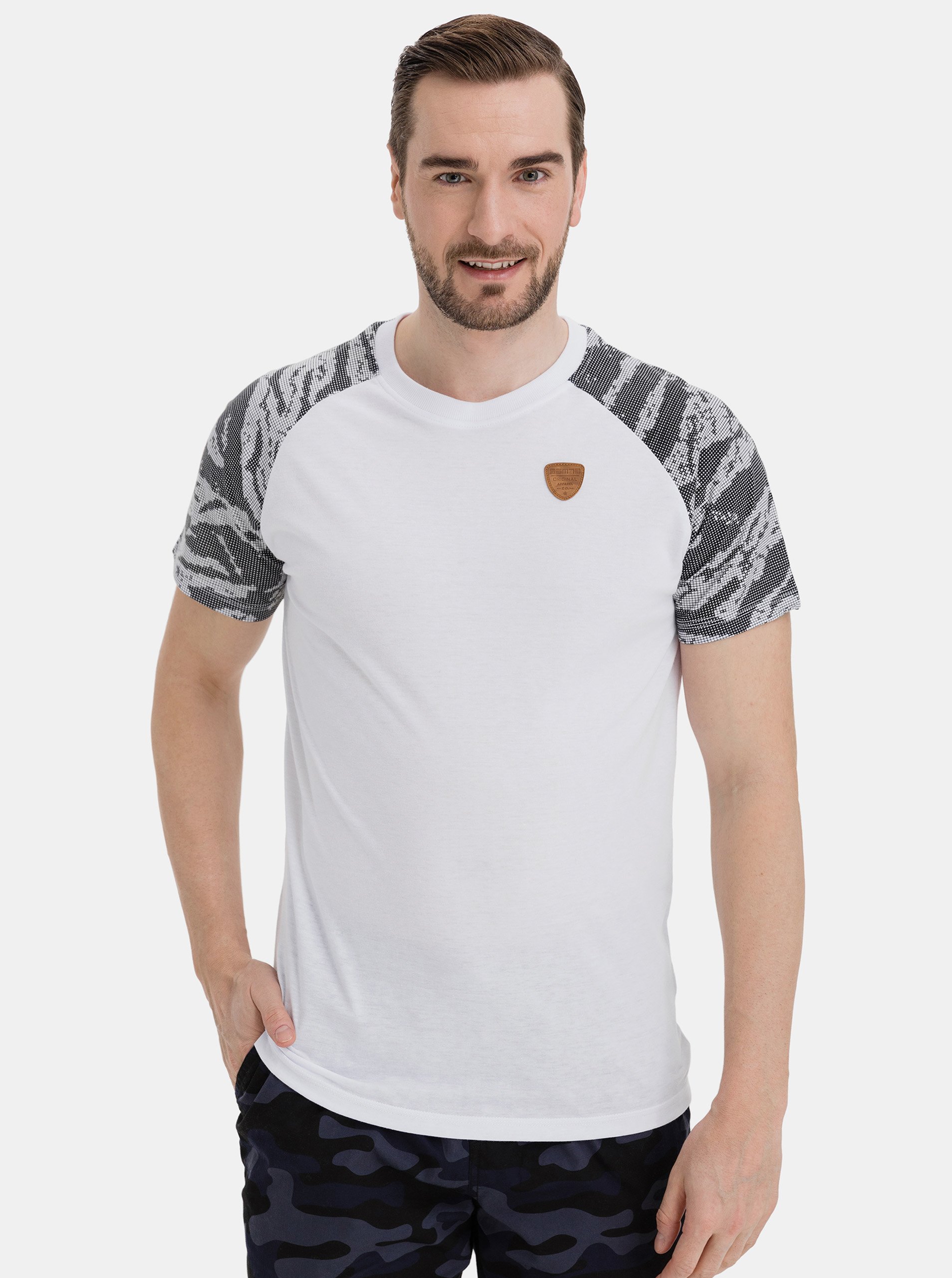 Levně Šedo-bílé pánské tričko SAM 73