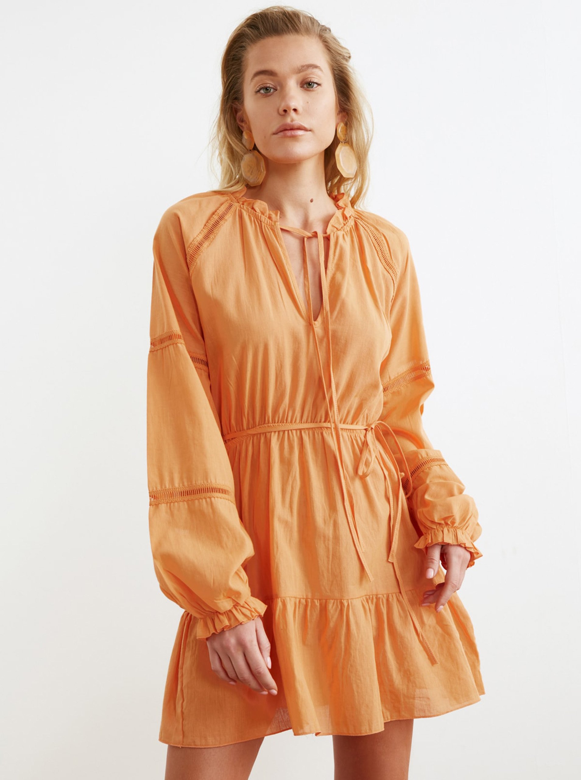 Lacno Oranžové šaty so zaväzovaním Trendyol
