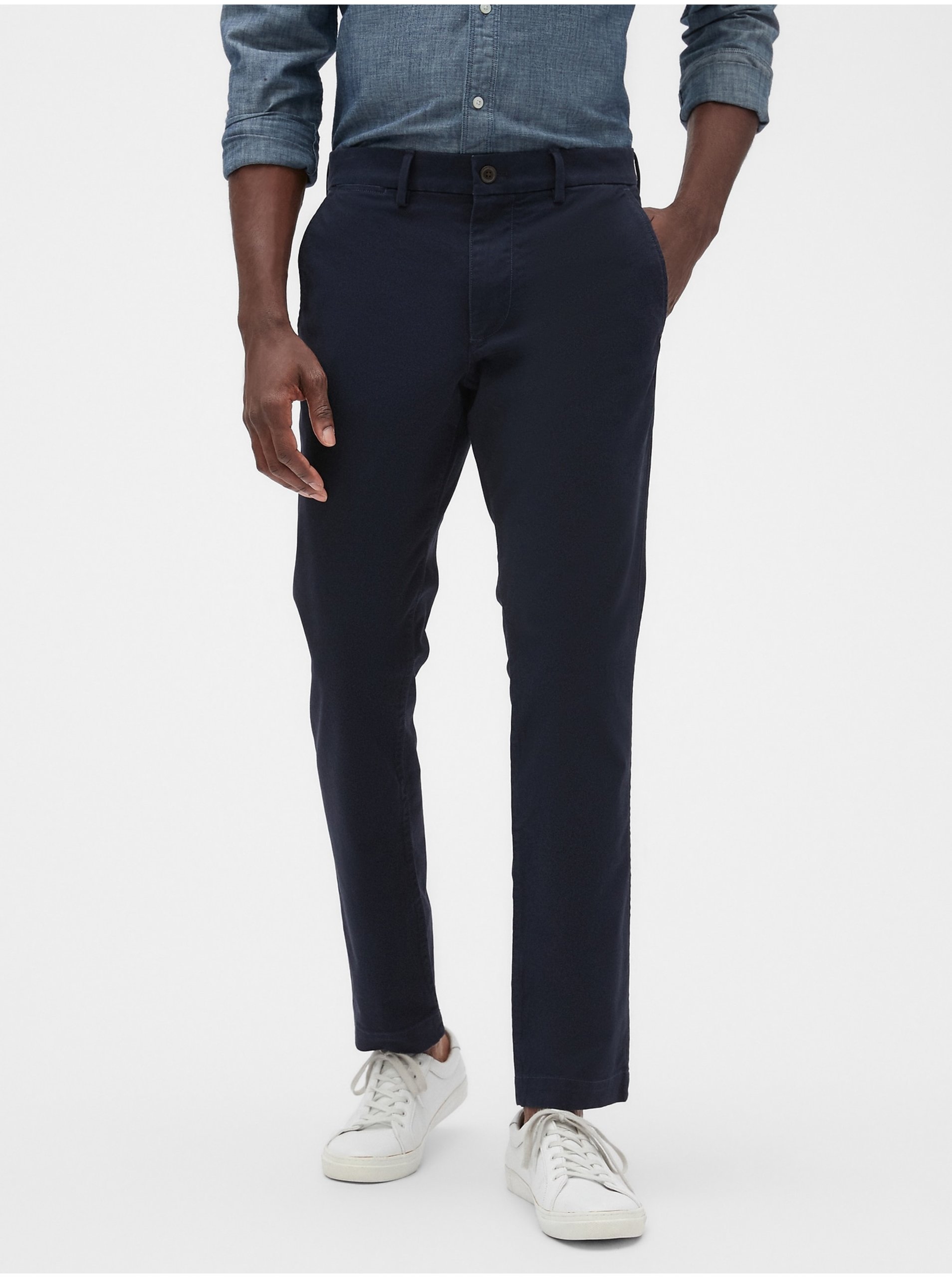 Levně Modré pánské kalhoty essential khakis in skinny fit with GapFlex