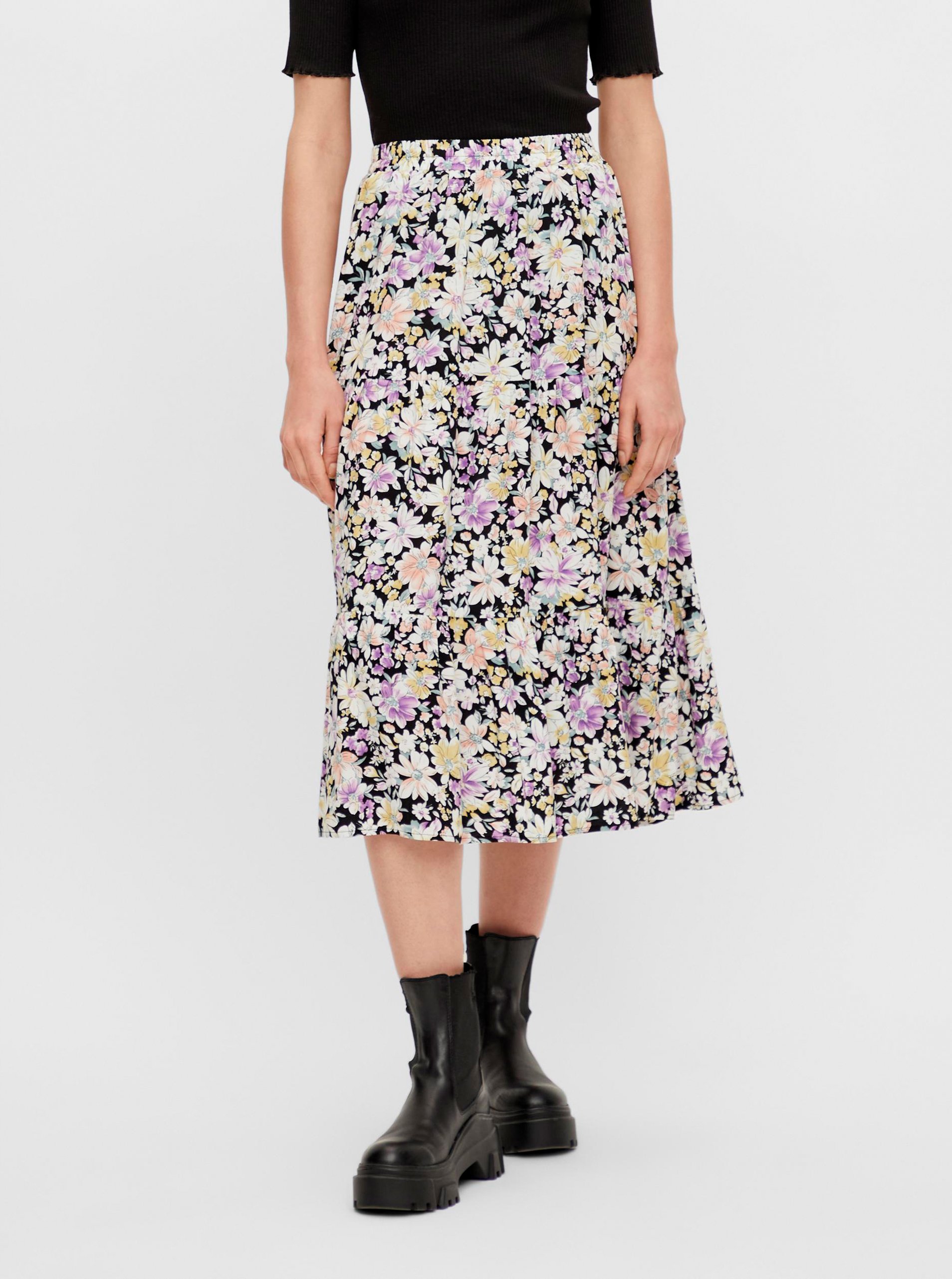 Levně Černo-fialová květovaná midi sukně Pieces Karry