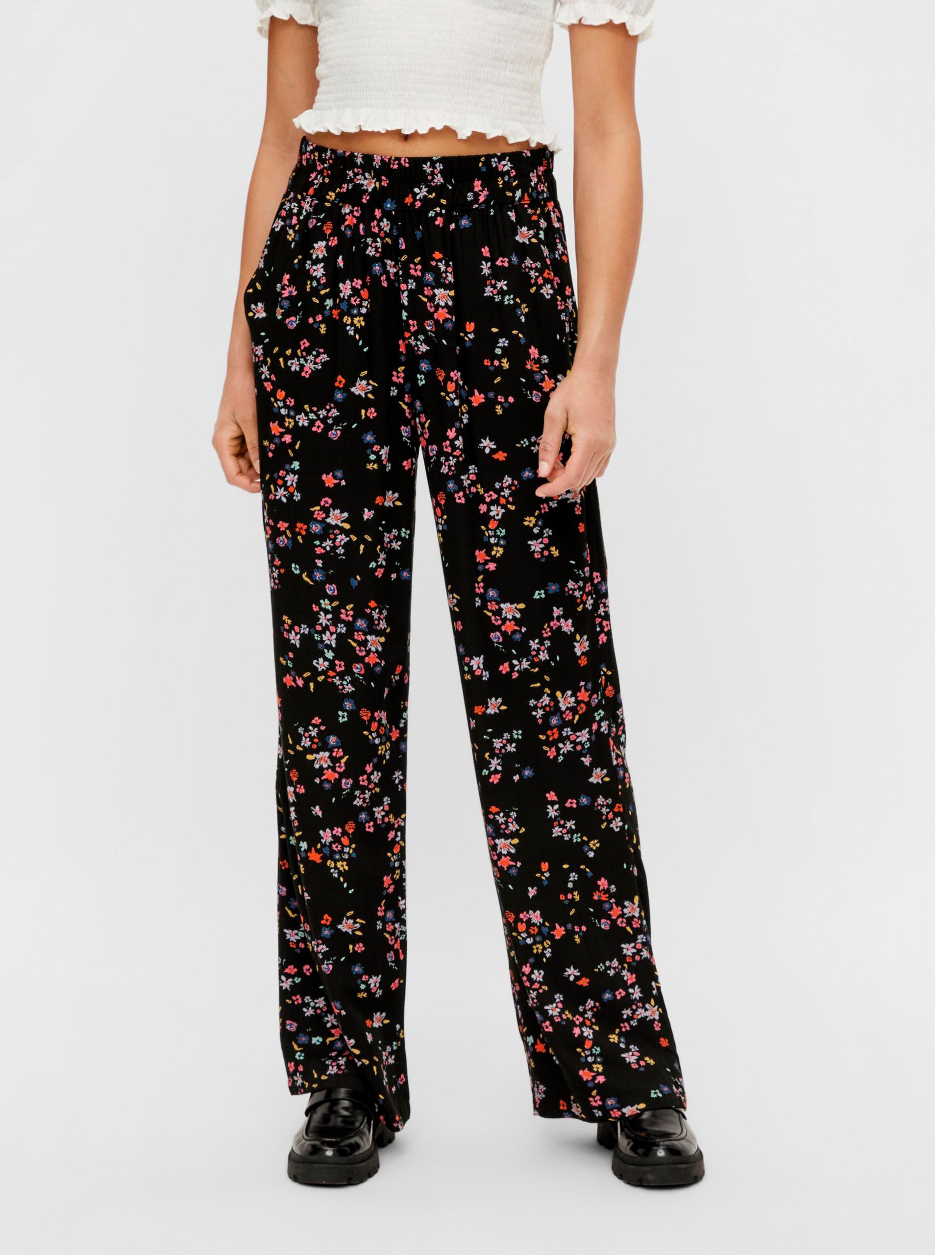 Levně Černé květované kalhoty Pieces Lala