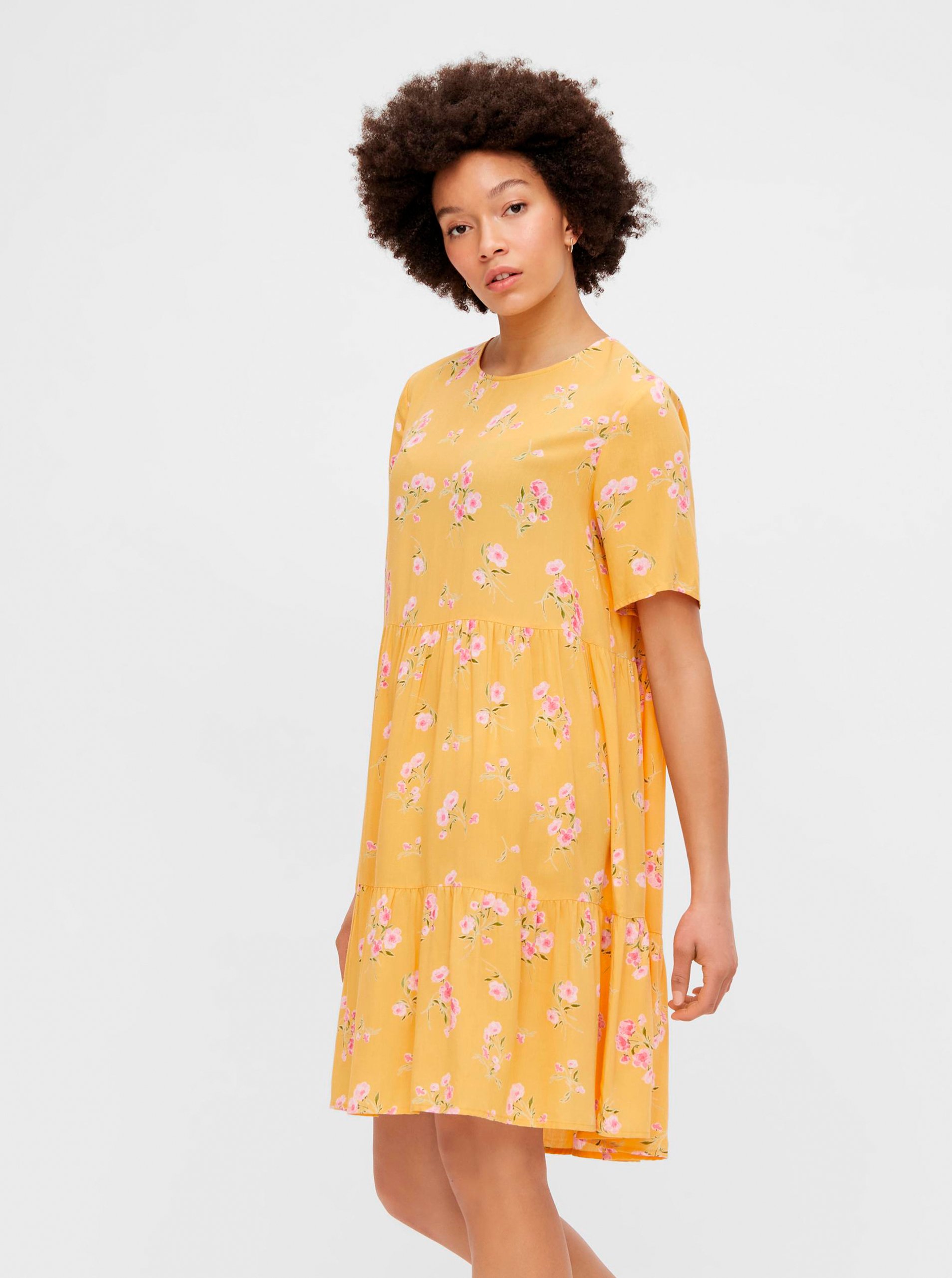 Levně Žluté květované volné šaty Pieces Trina