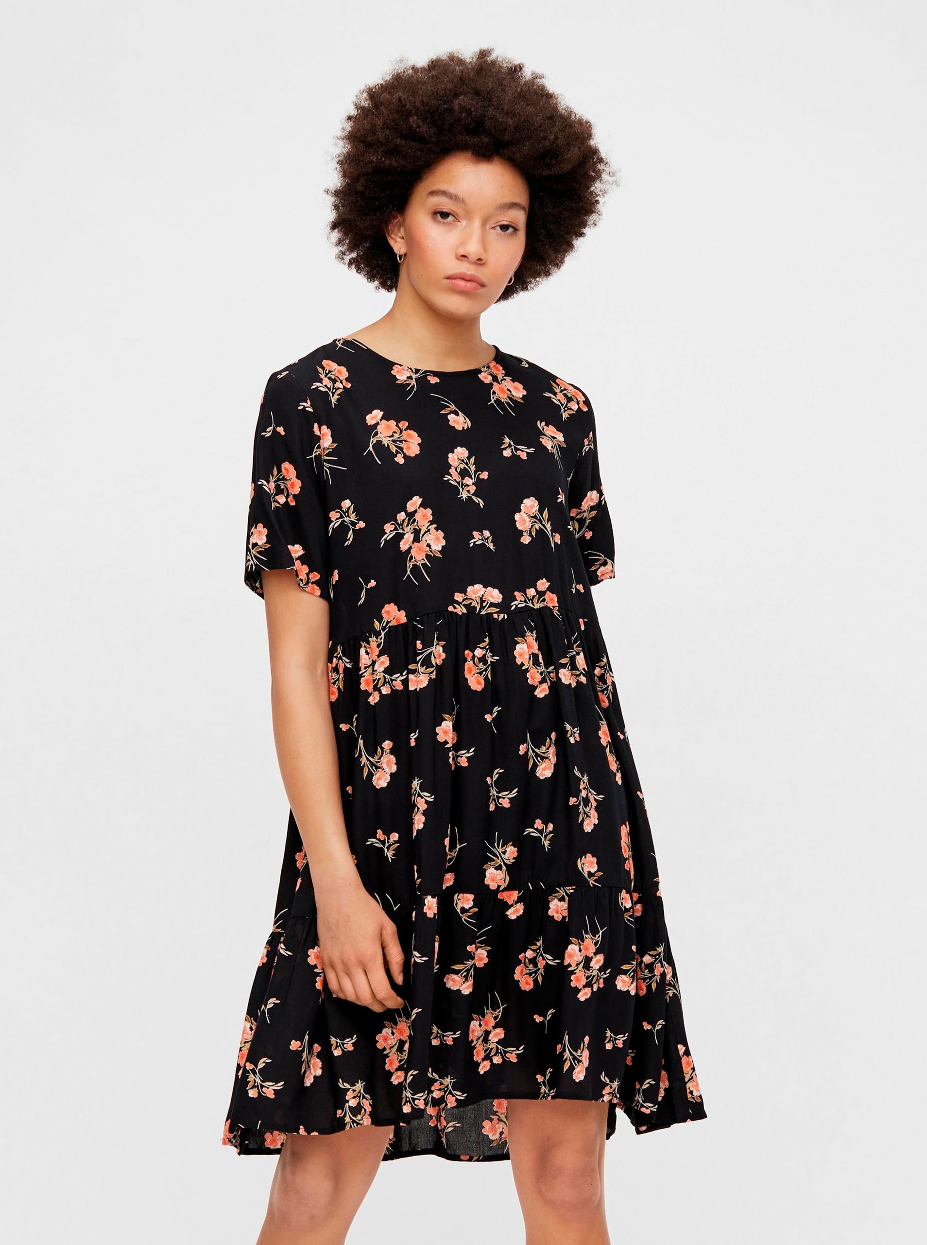 Levně Černé květované volné šaty Pieces Trina