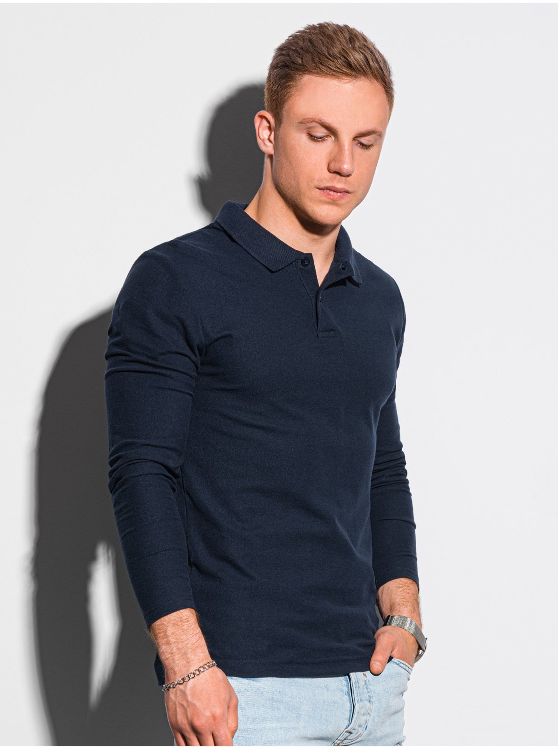 Levně Tmavě modré pánské polo tričko s dlouhým rukávem Ombre Clothing