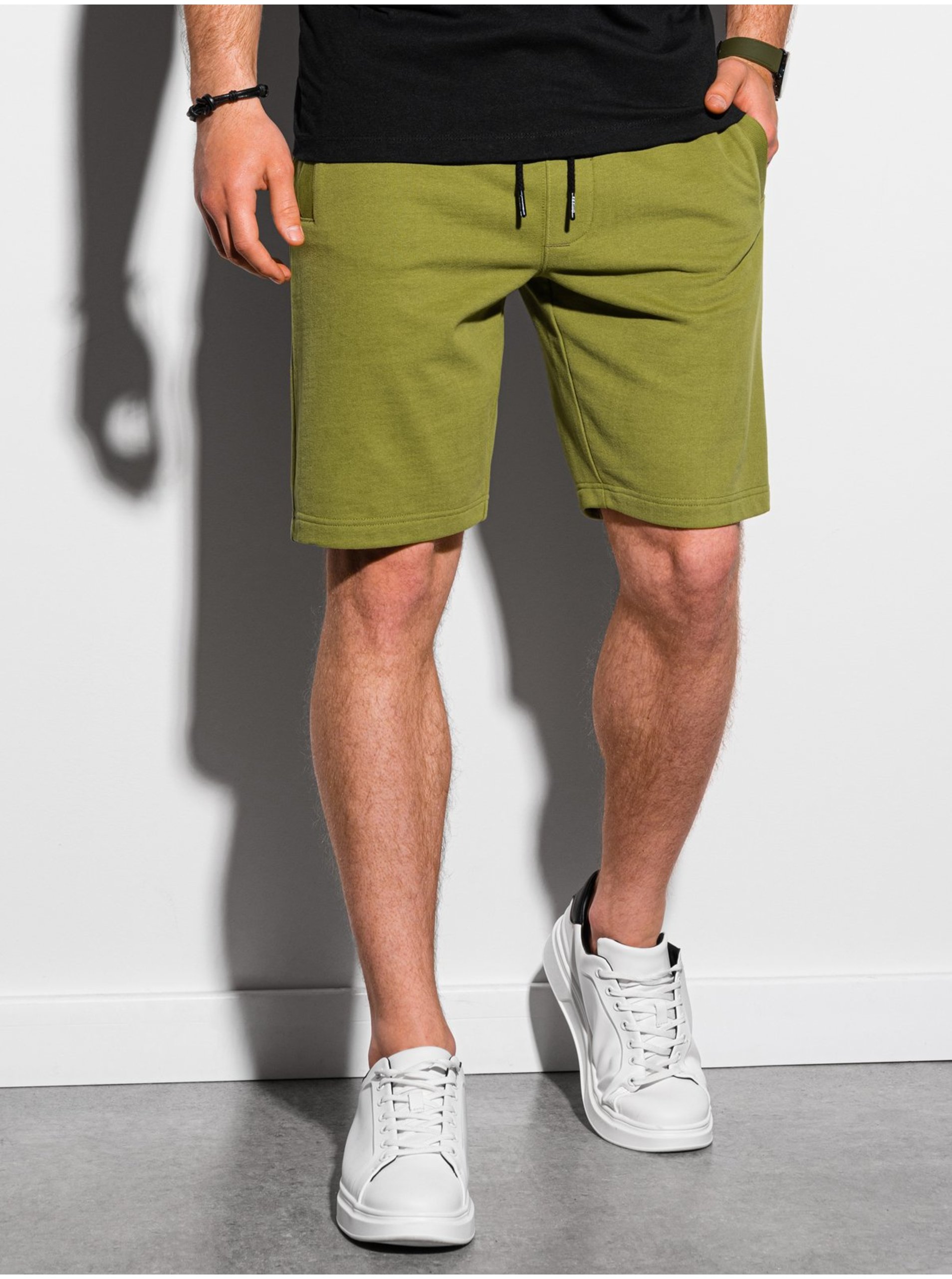 Lacno Zelené pánske teplákové šortky Ombre Clothing W291