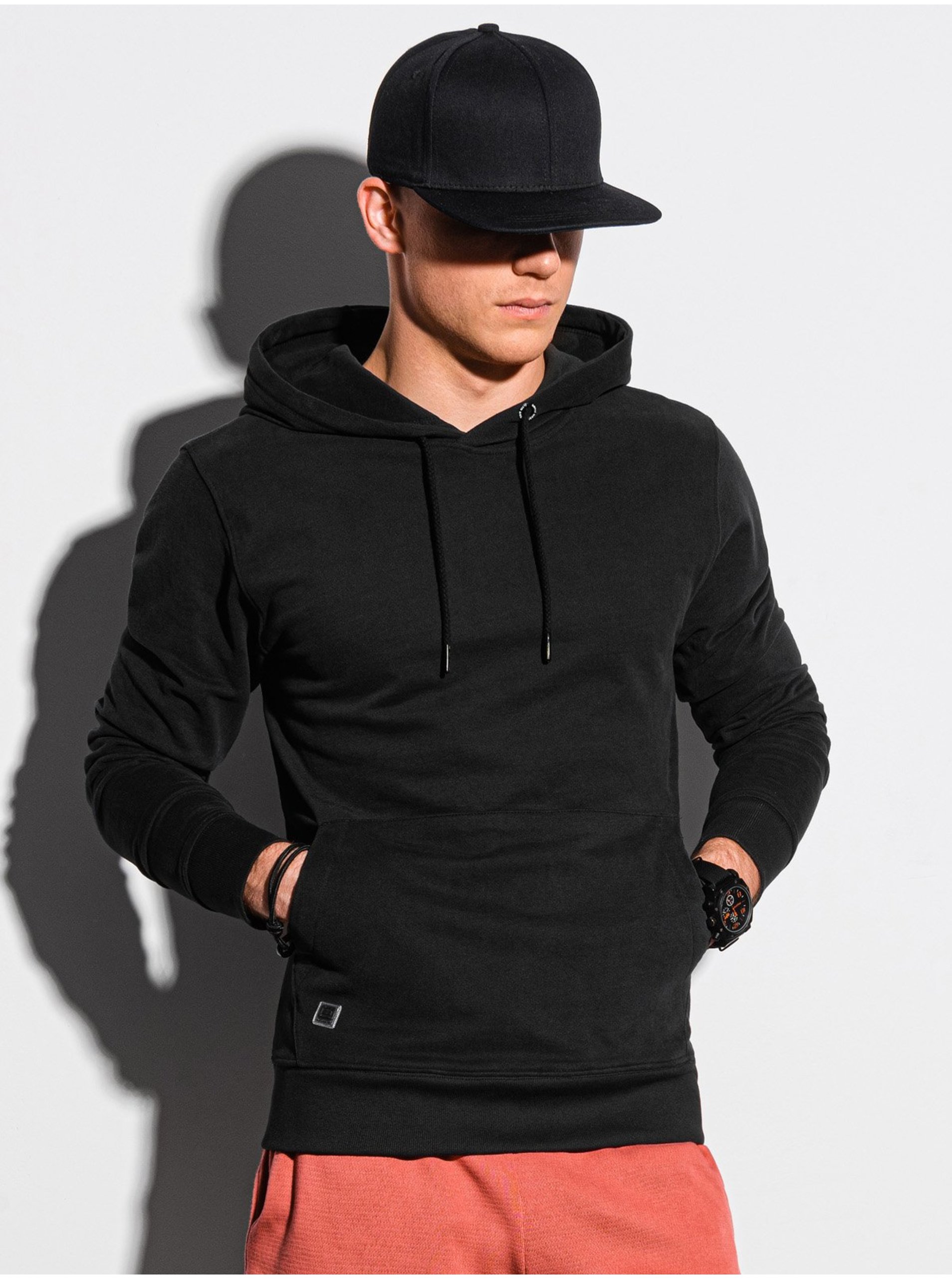 E-shop Černá pánská mikina s kapucí Ombre Clothing B1147