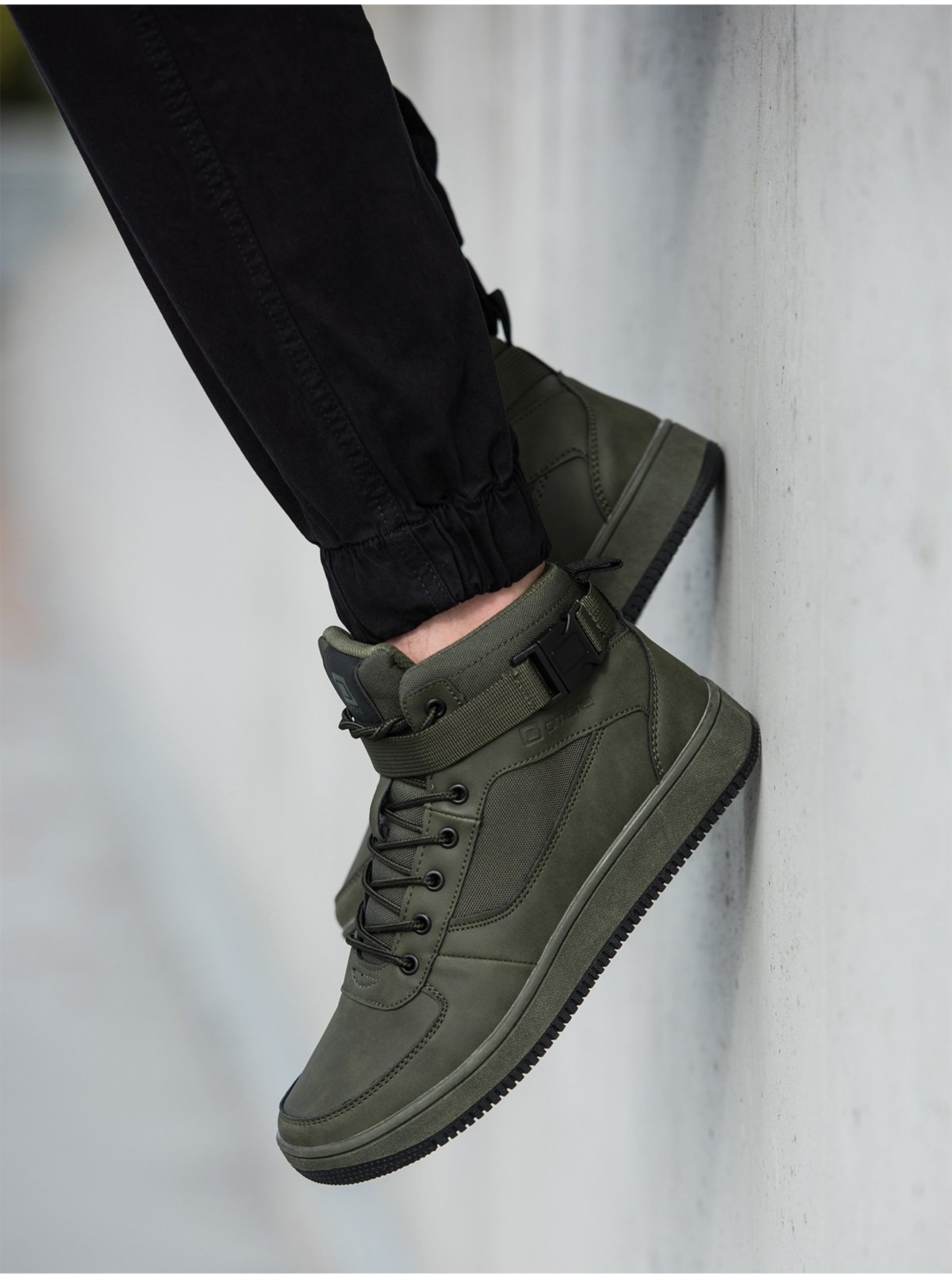 Levně Tmavě zelené pánské sneakers boty Ombre Clothing T317
