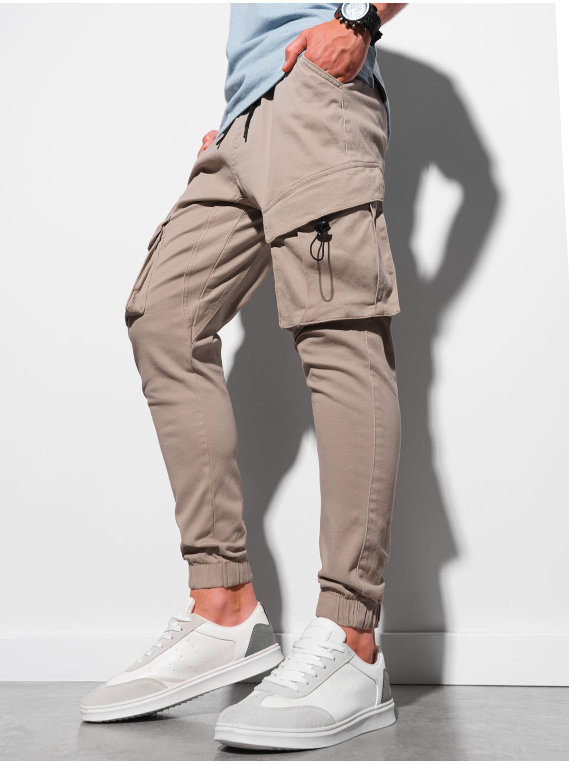 Levně Béžové pánské kalhoty s kapsami P1026