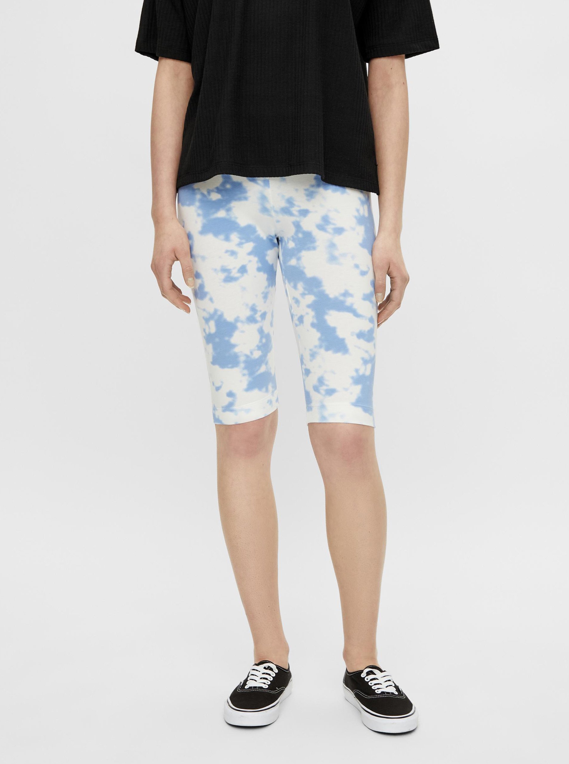 Levně Bílo-modré vzorované krátké legíny Pieces Tabbi Biker shorts