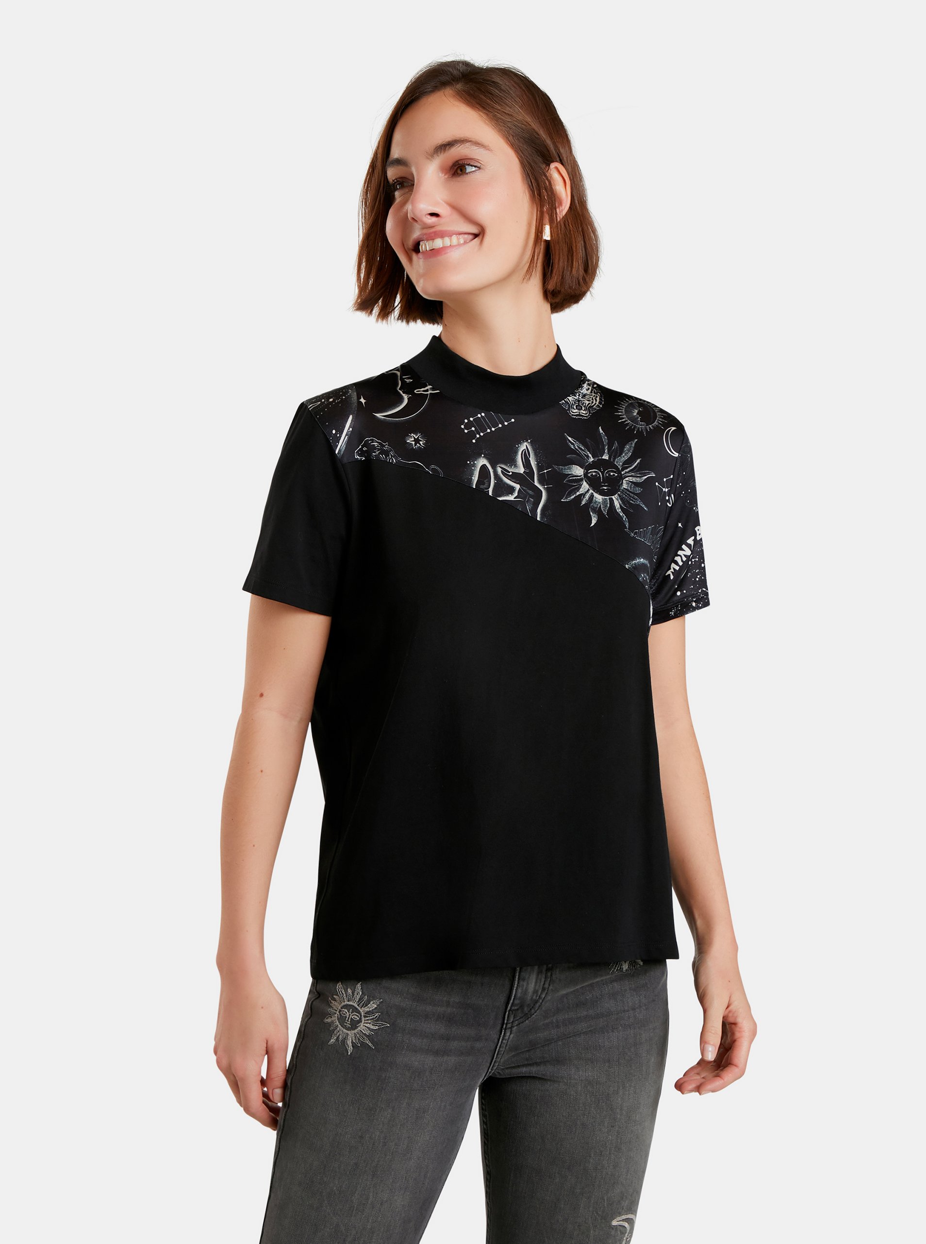 Levně Černé dámské vzorované tričko Desigual Grace Hopper