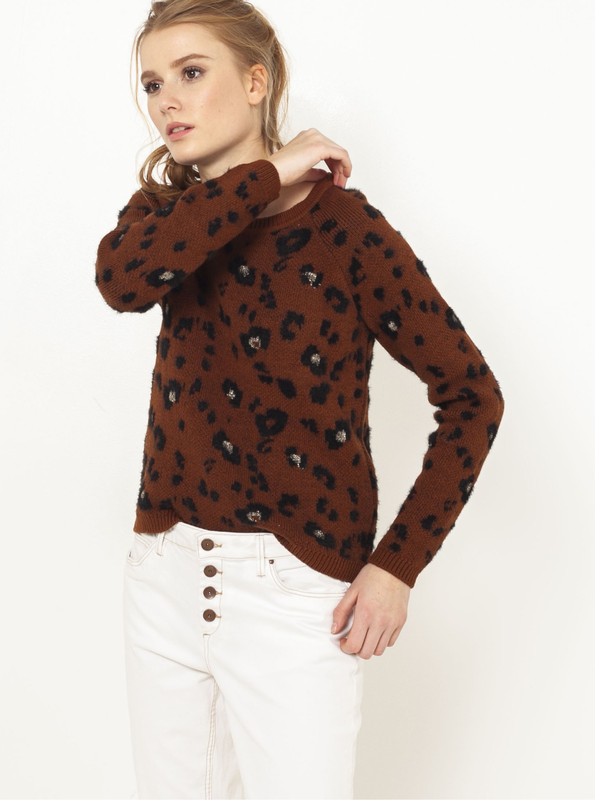 Levně Tmavě hnědý svetr s leopardím vzorem CAMAIEU