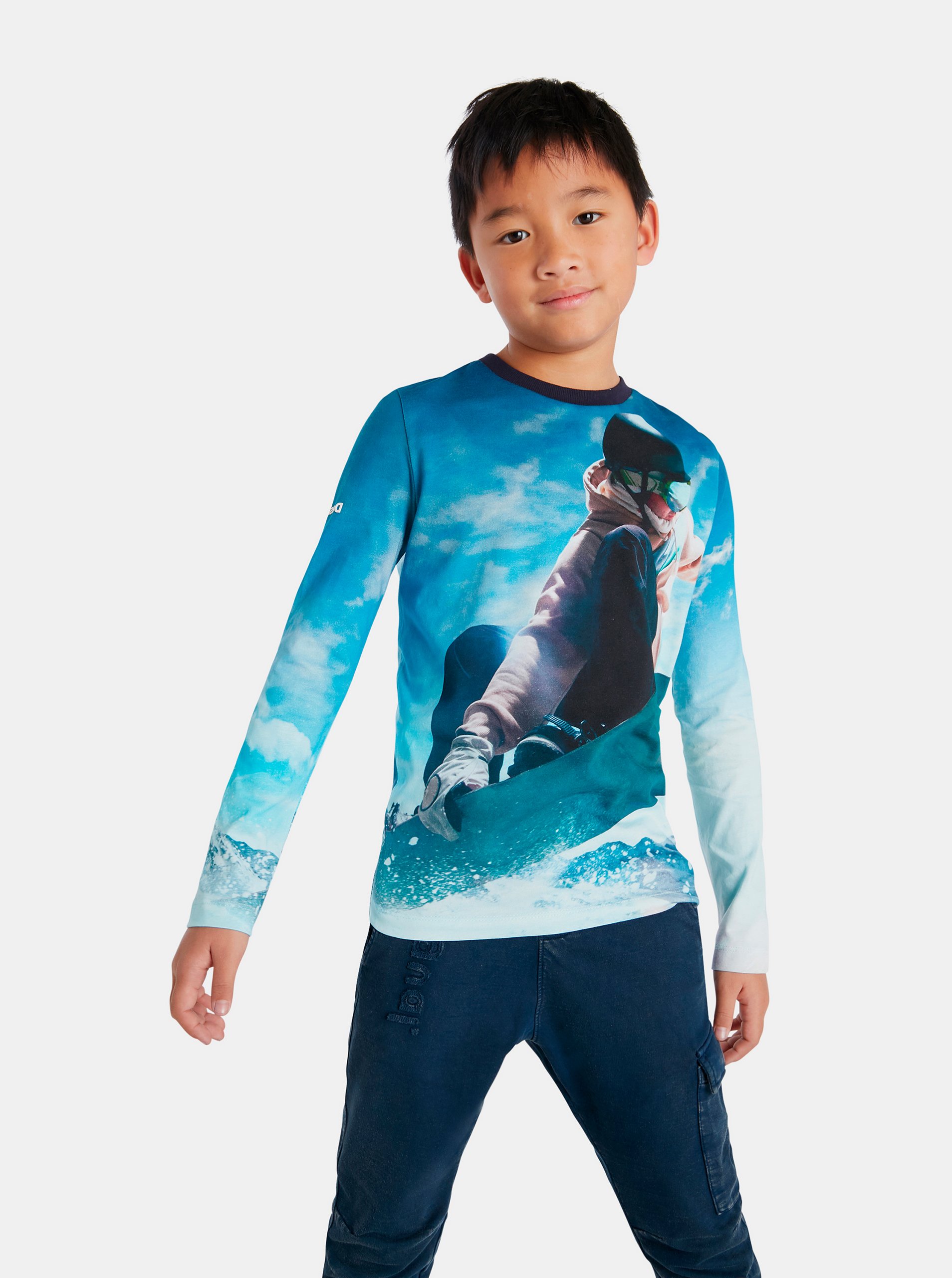 Lacno Modré chlapčenské tričko s motívom Desigual Snow