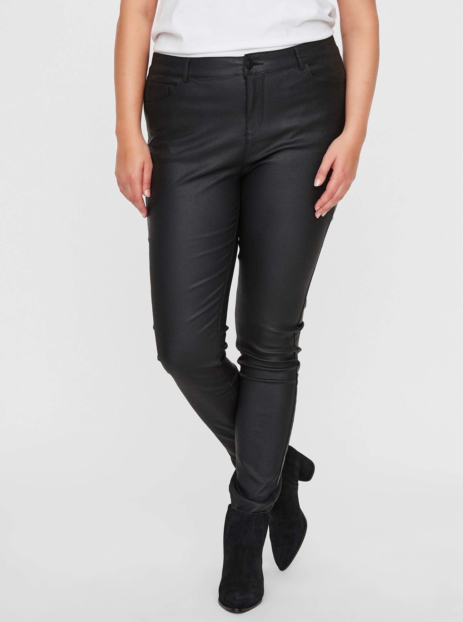 E-shop Černé koženkové kalhoty VERO MODA CURVE Seven