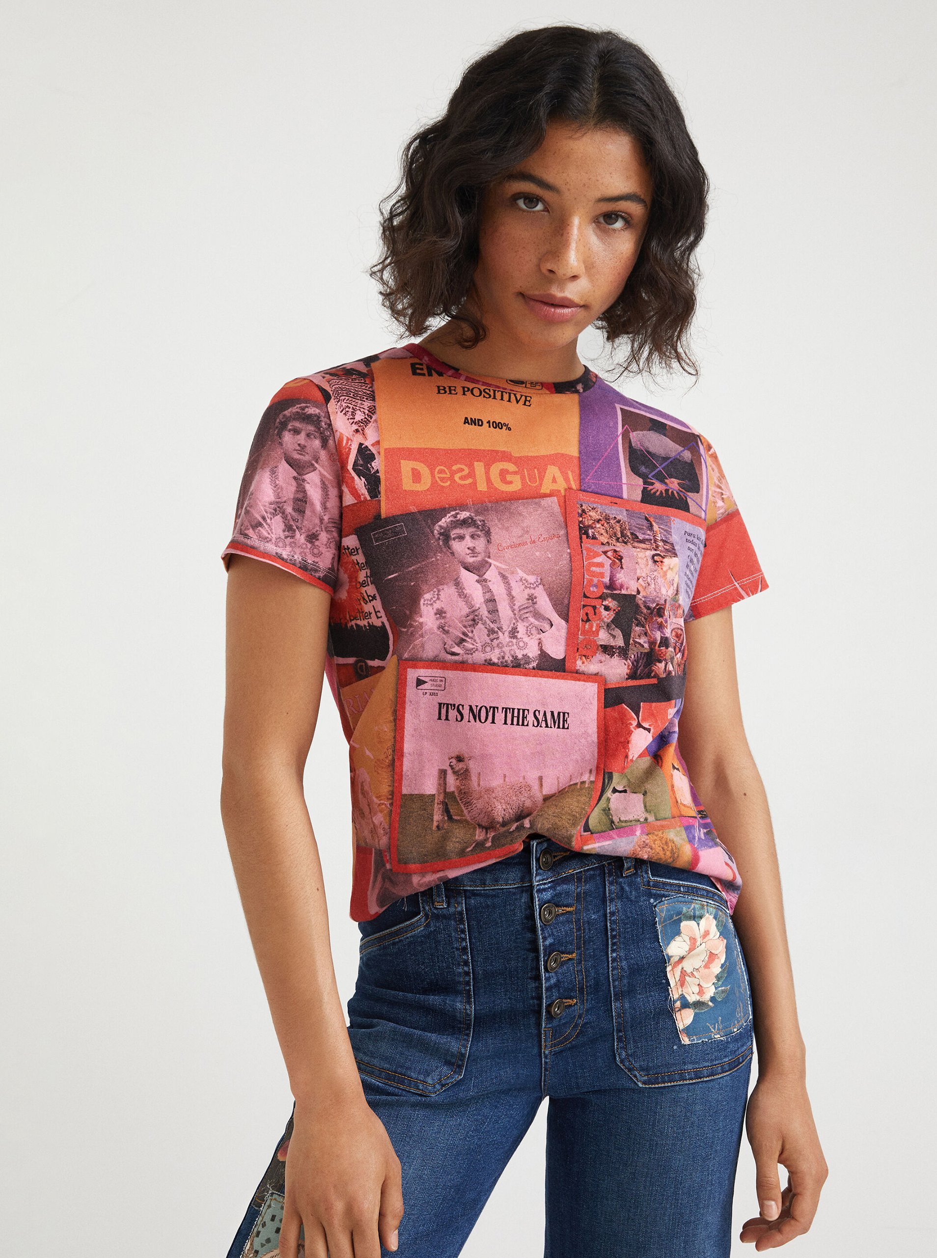 Levně Růžové dámské vzorované tričko Desigual Proclaim