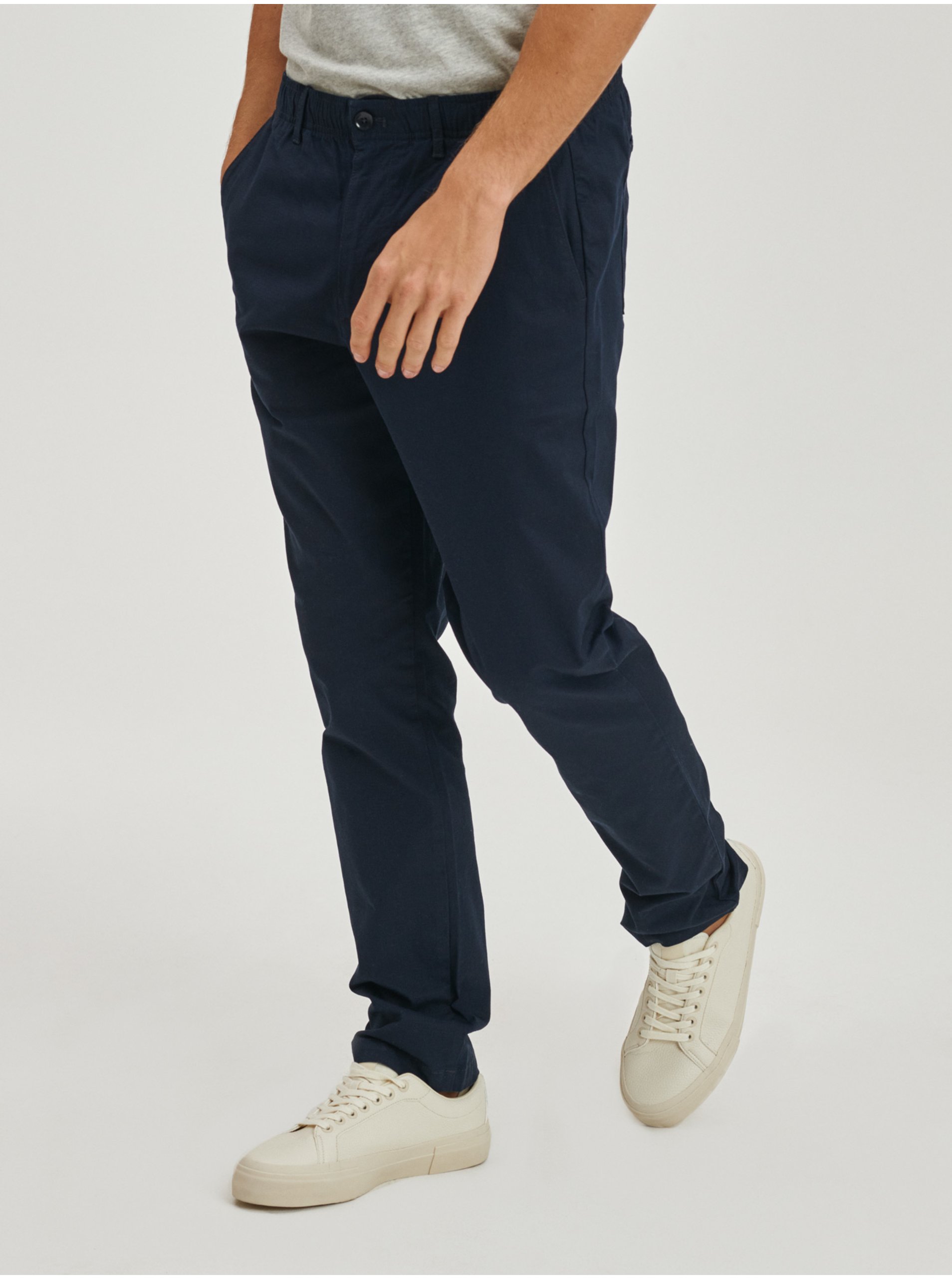 E-shop Modré pánské kalhoty slim taper easy GAP