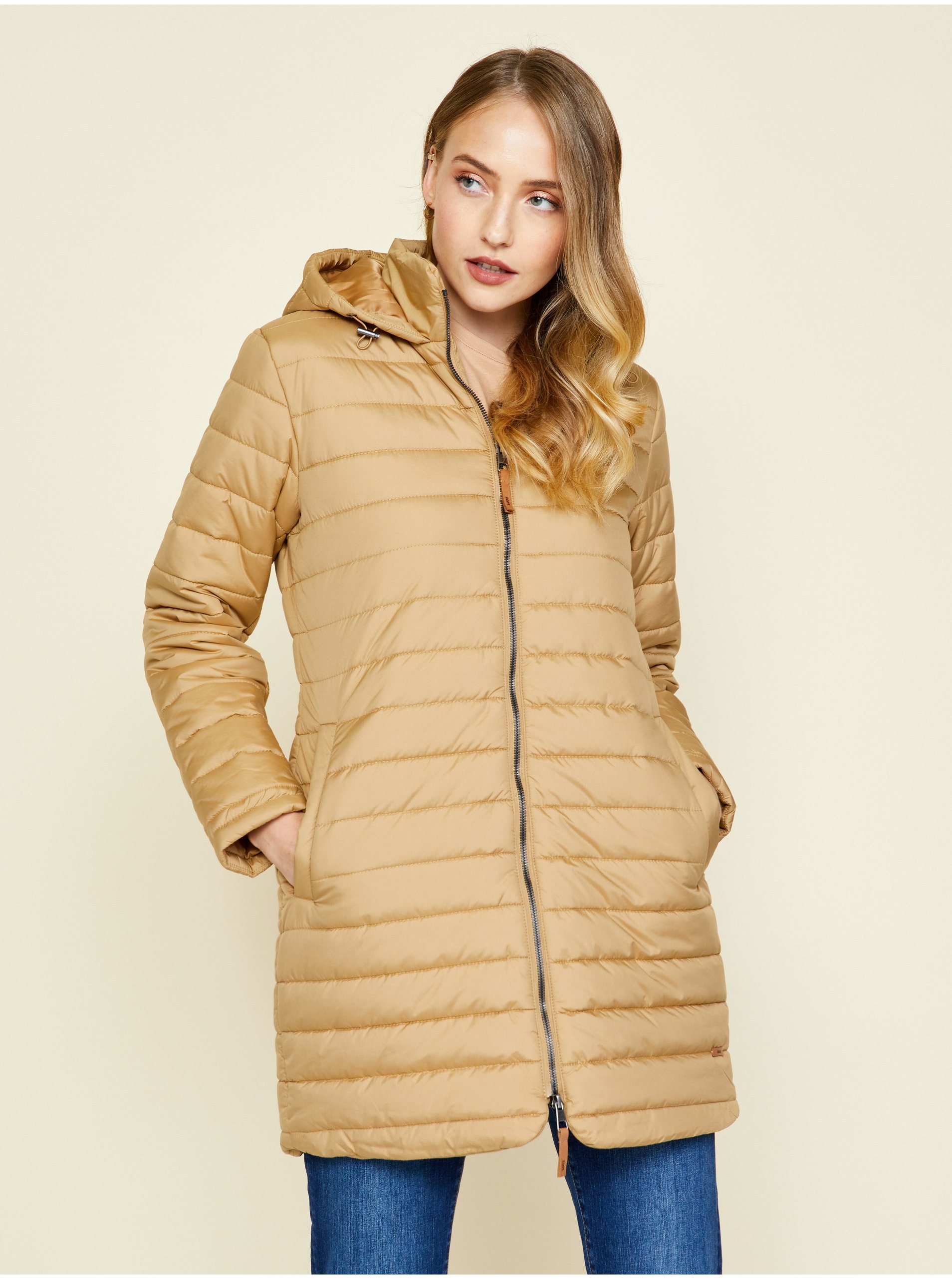 Levně Zlatá dámská prošívaná prodloužená zimní bunda s kapucí ZOOT.lab Molly