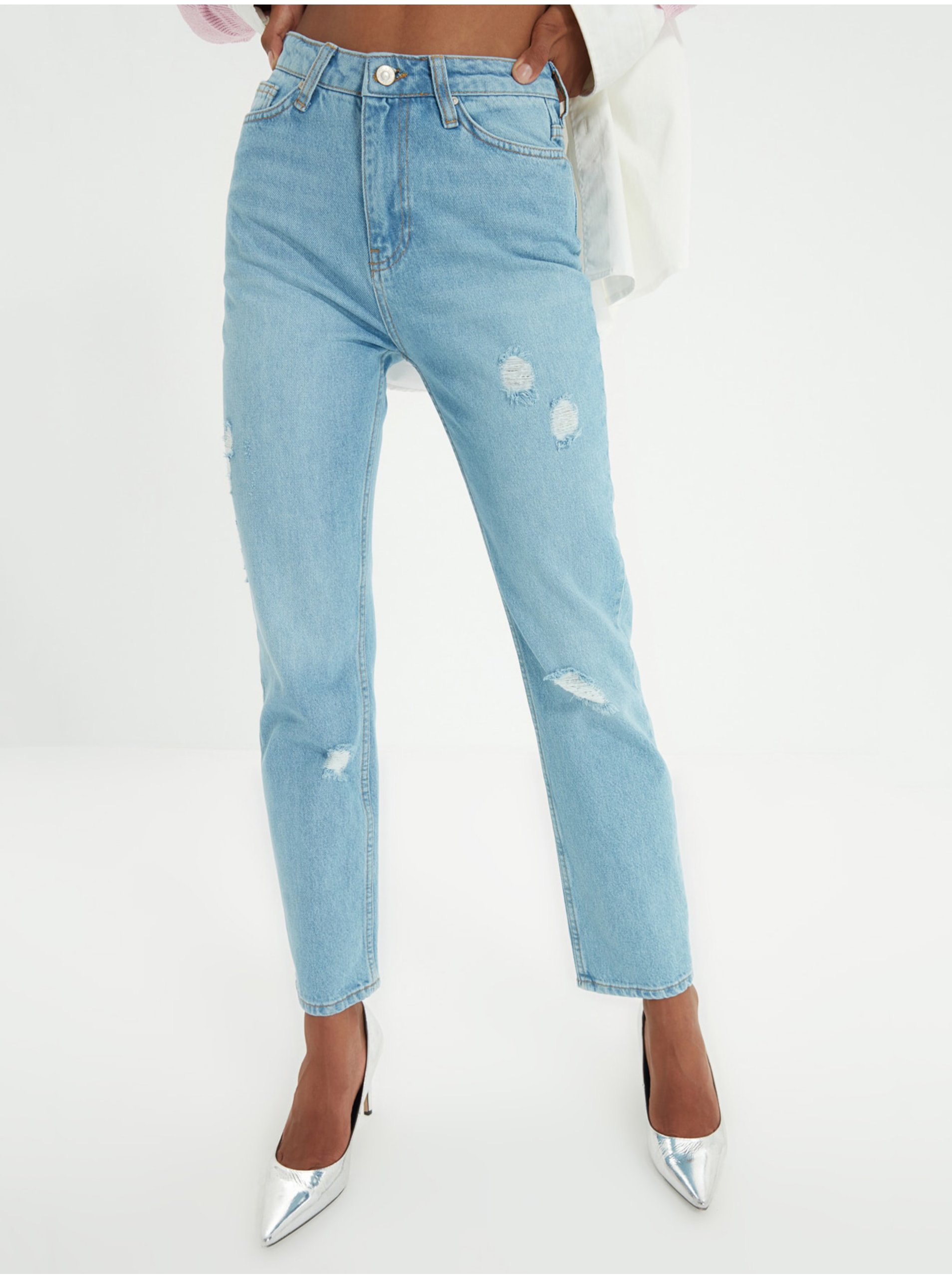 E-shop Světle modré mom fit džíny s potrhaným efektem Trendyol