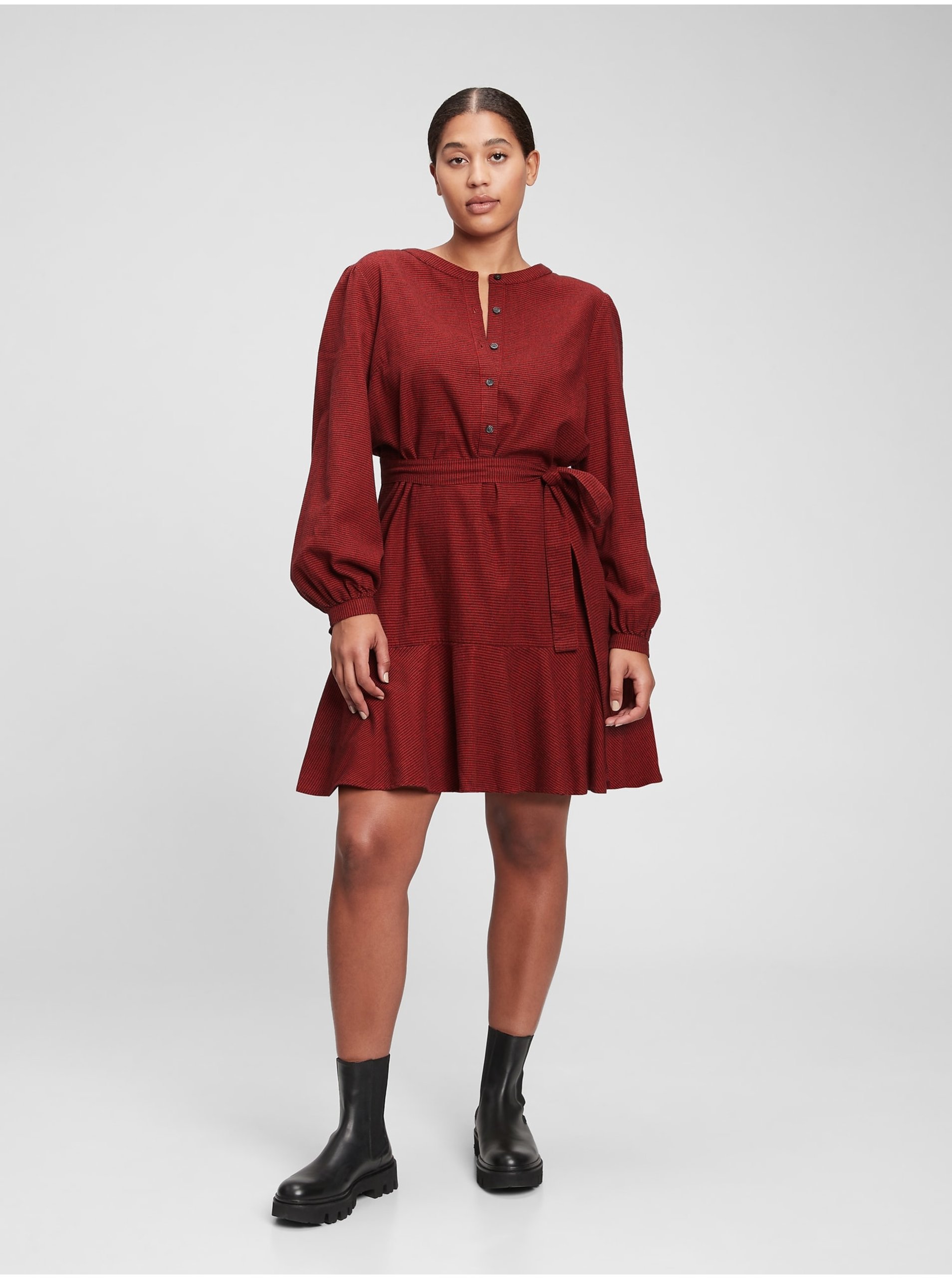 E-shop Vínové dámské šaty s volánem GAP