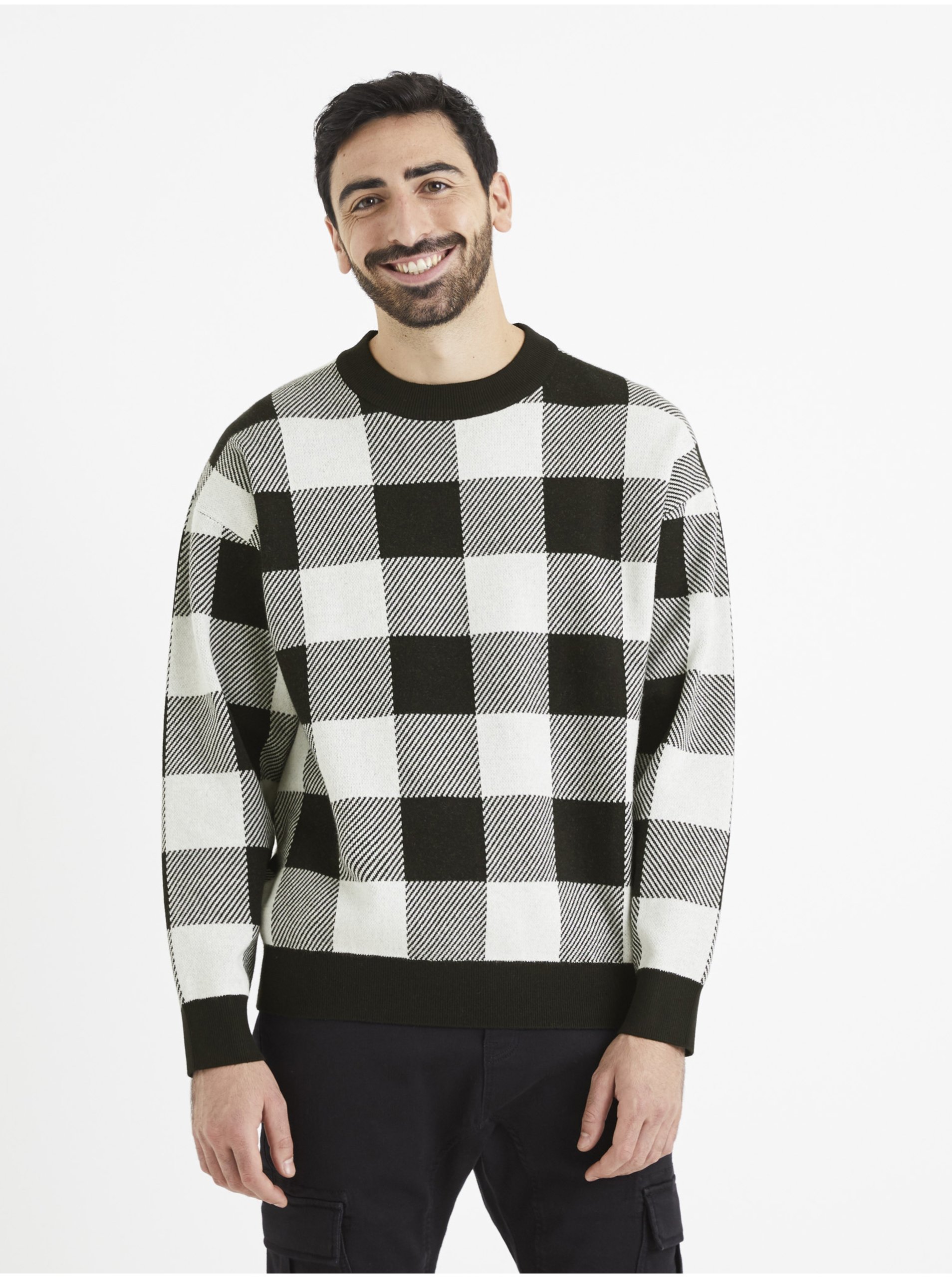 E-shop Bielo-čierny pánsky kockovaný sveter Celio