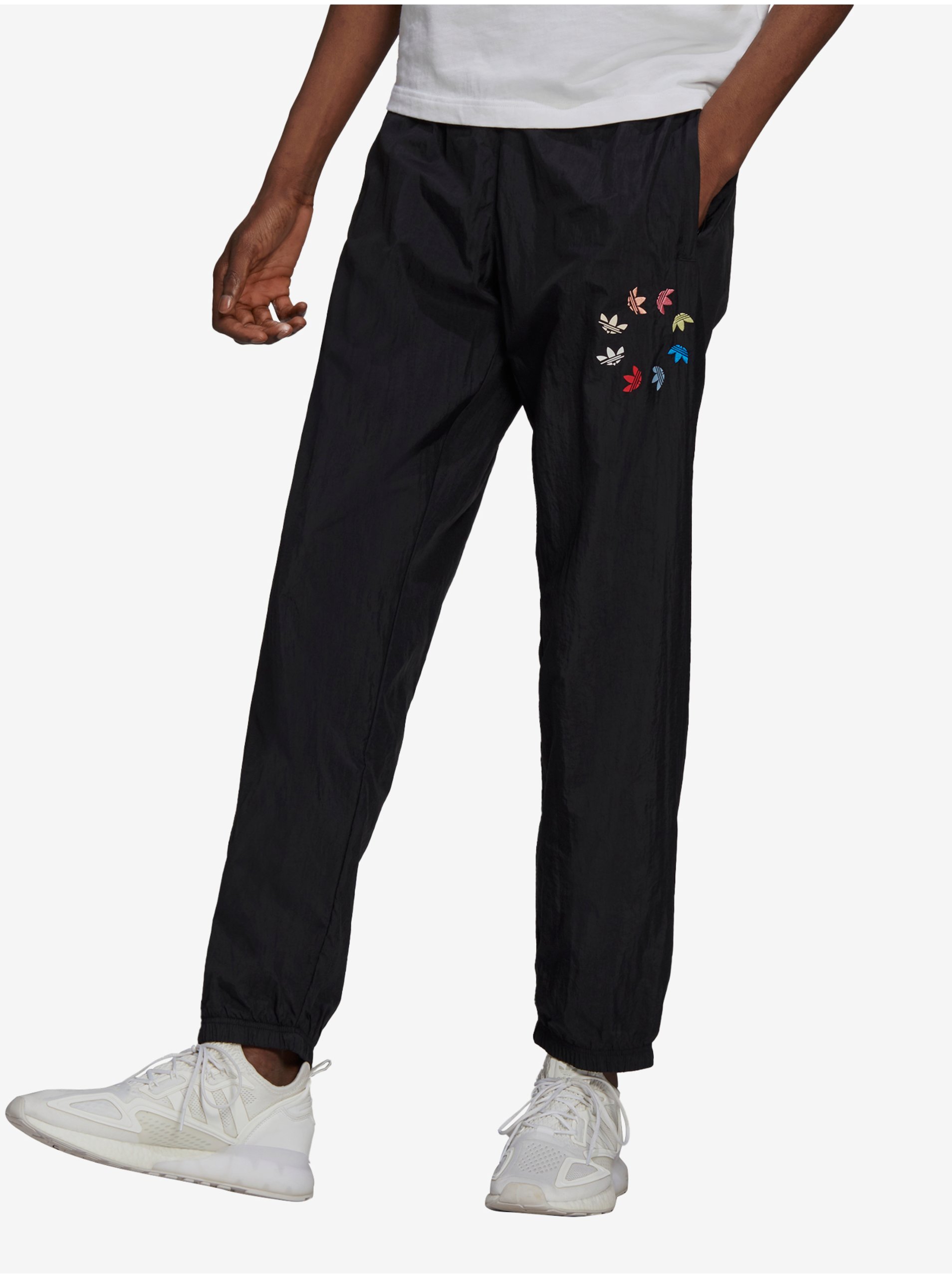 Levně Černé pánské šusťákové kalhoty adidas Originals