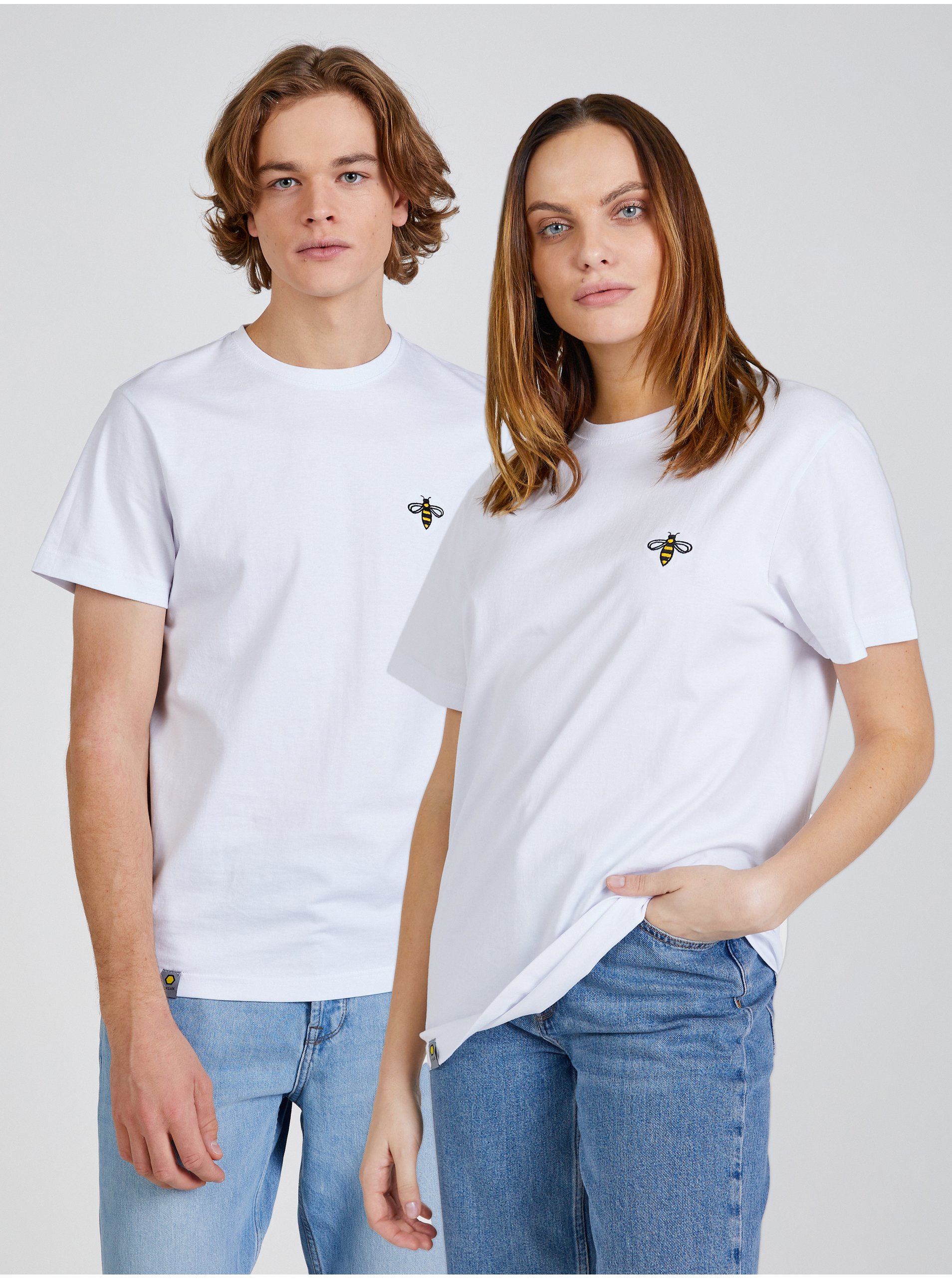 Levně Bílé unisex tričko s výšivkou včely DOBRO. pro Forsage