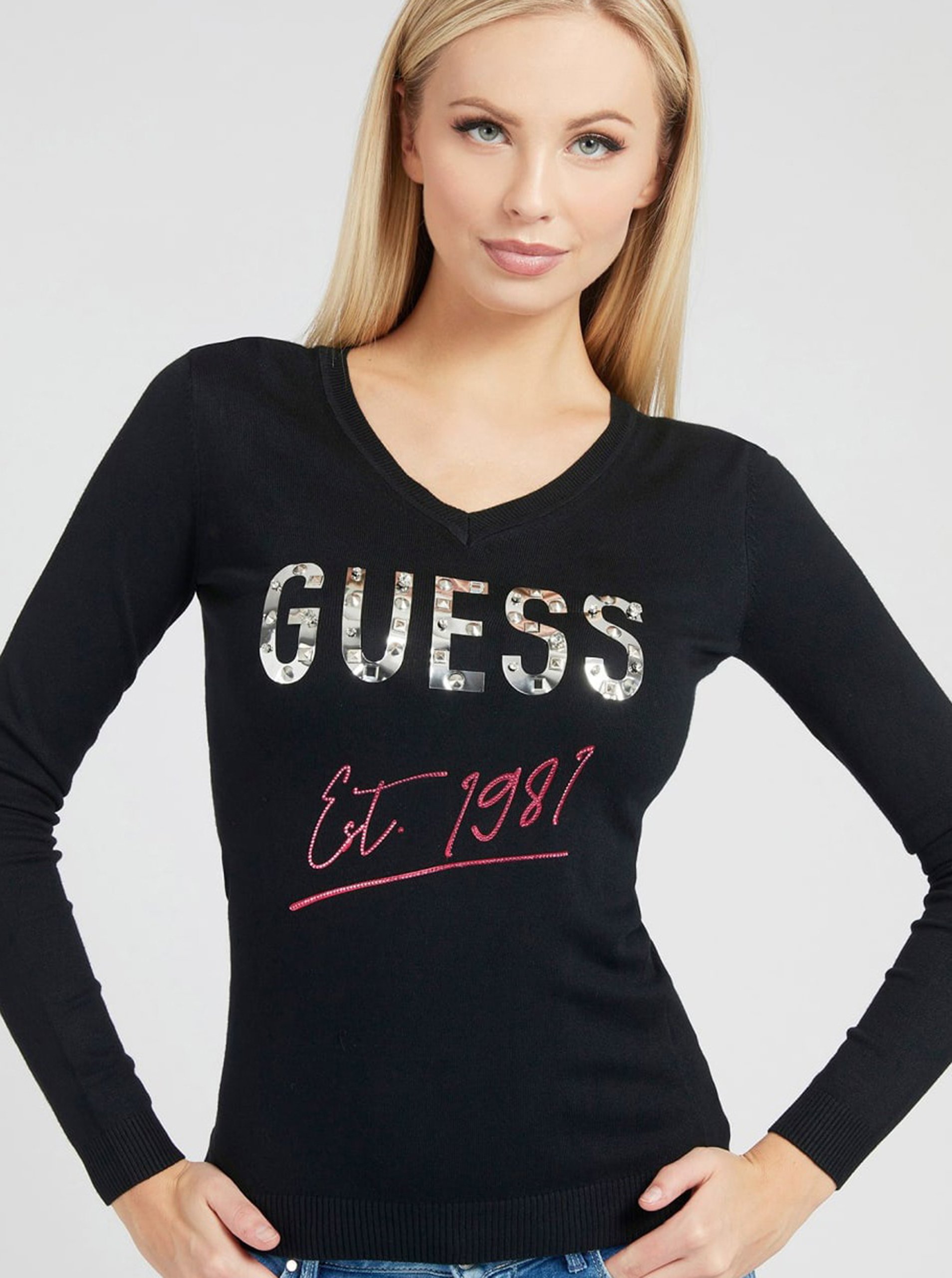 Levně Černý dámský svetr s nápisem s ozdobnými detaily Guess Logo V Neck