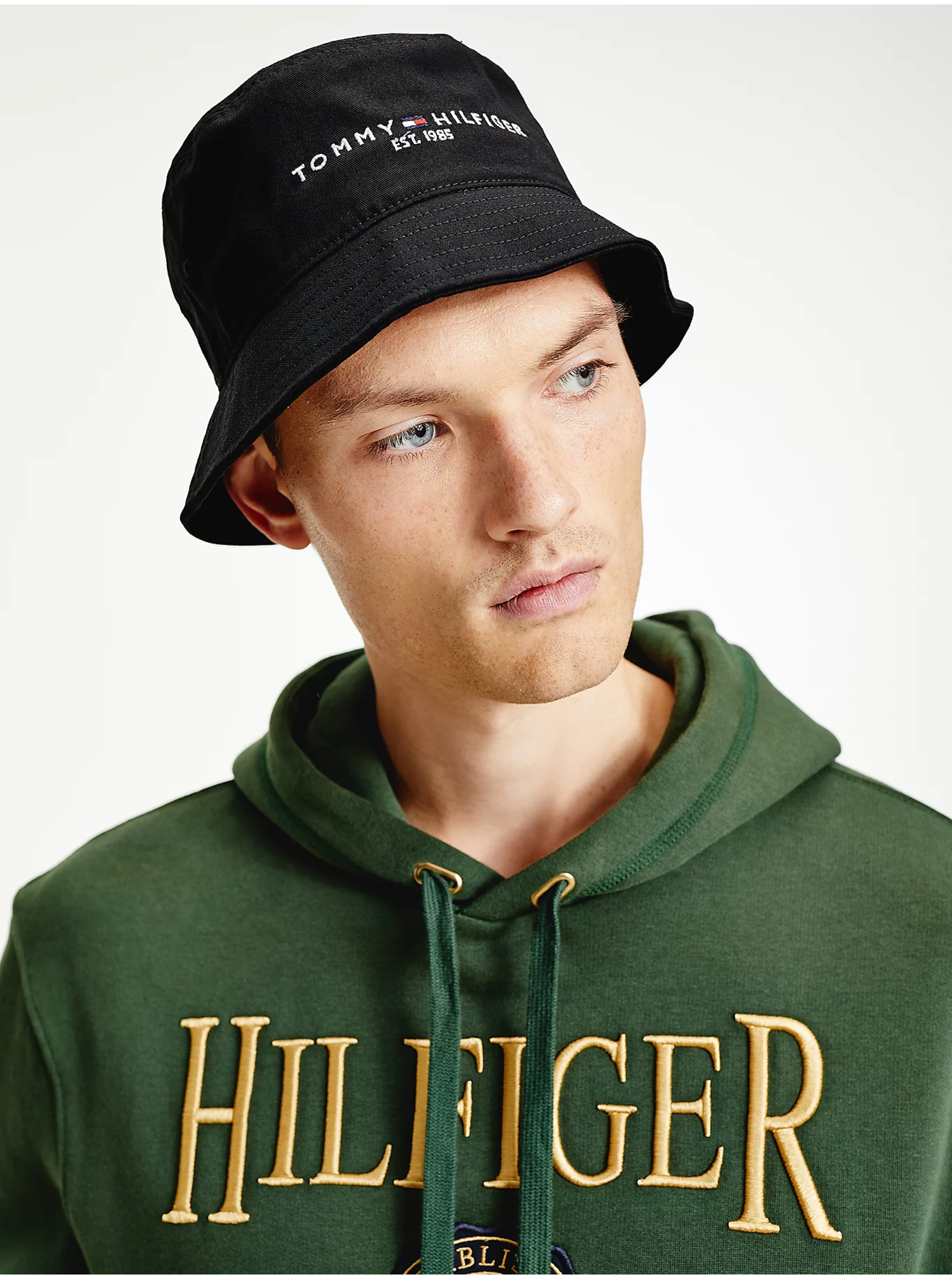 E-shop Čierny pánsky klobúk s nápisom Tommy Hilfiger