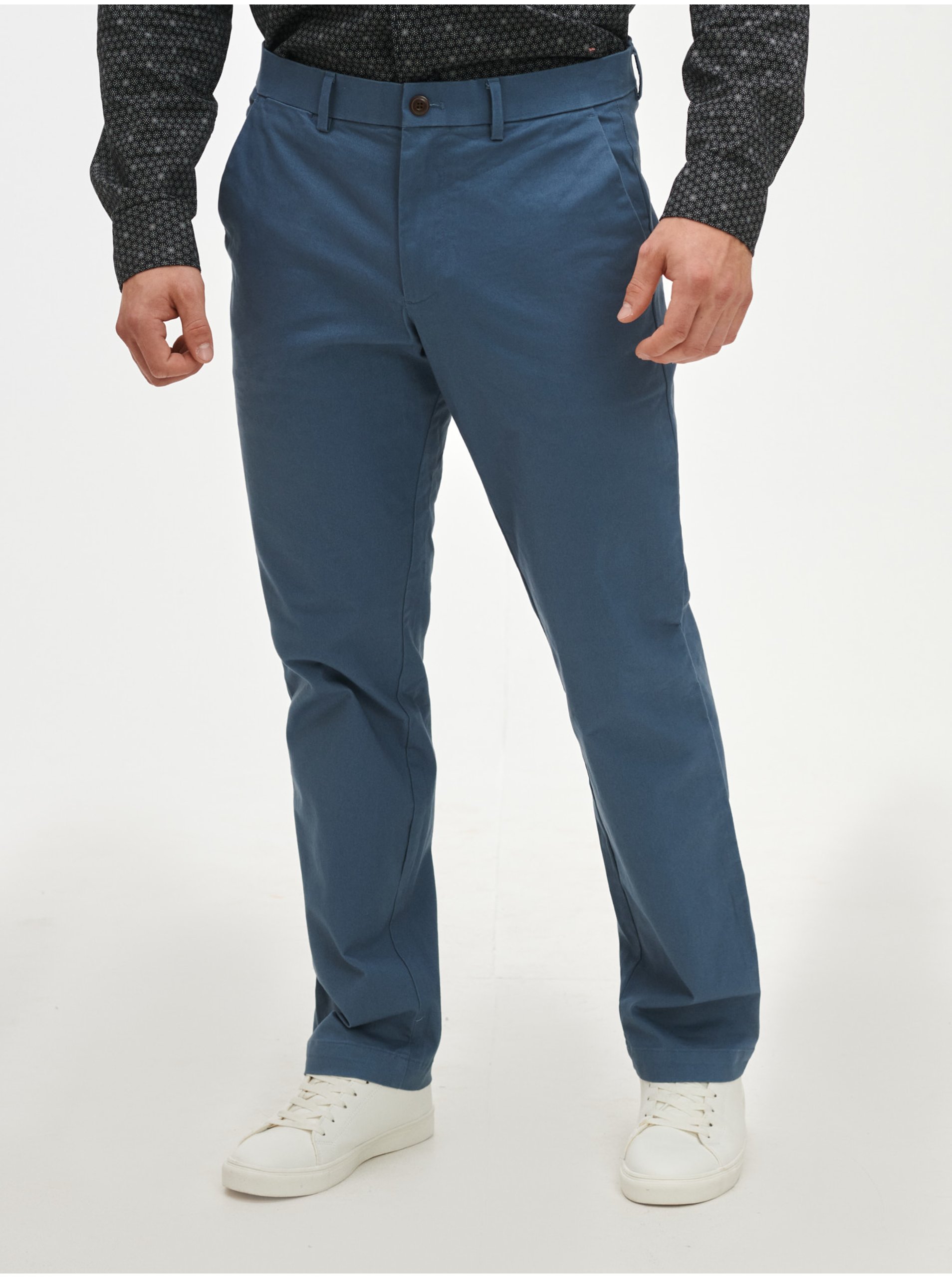 Levně Modré pánské kalhoty GAP modern khakis straight fit GapFlex