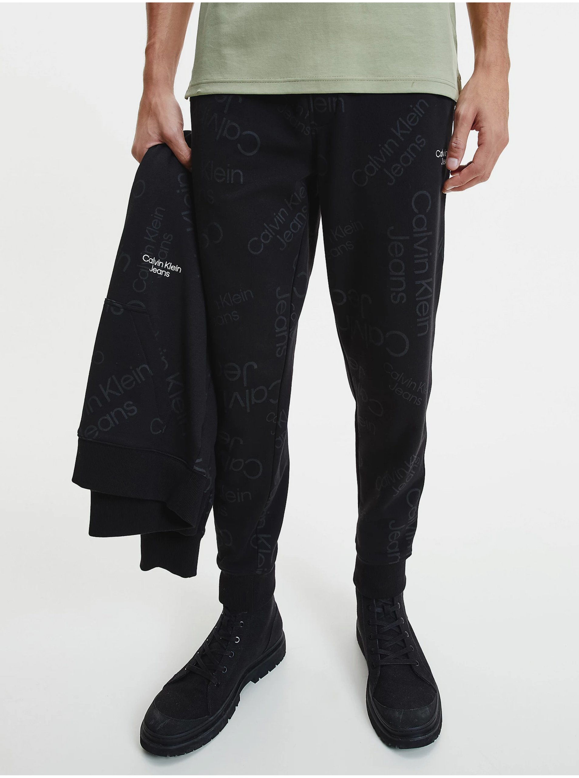 Levně Černé pánské vzorované tepláky Calvin Klein Jeans