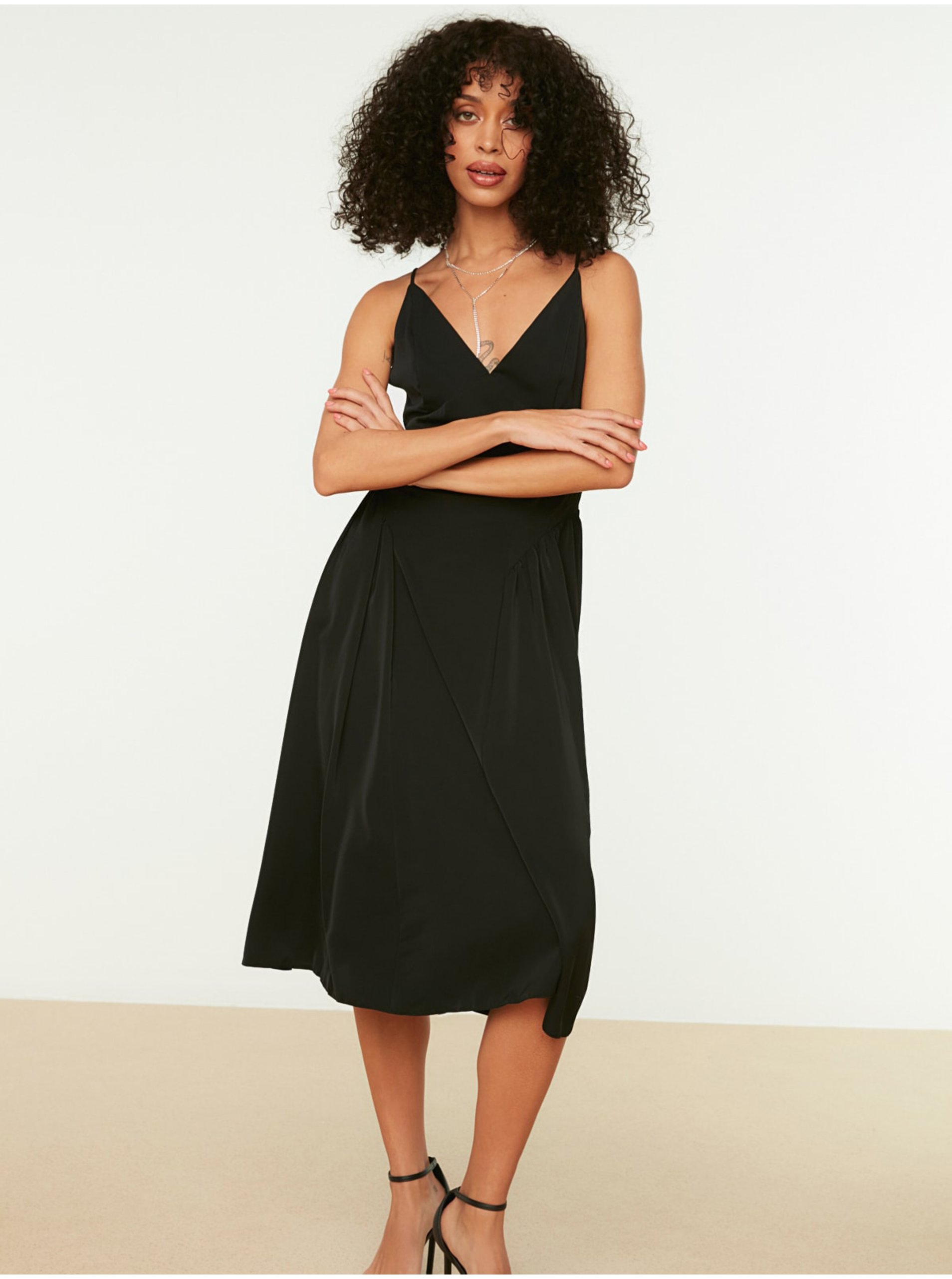 E-shop Čierne šaty na ramienka Trendyol