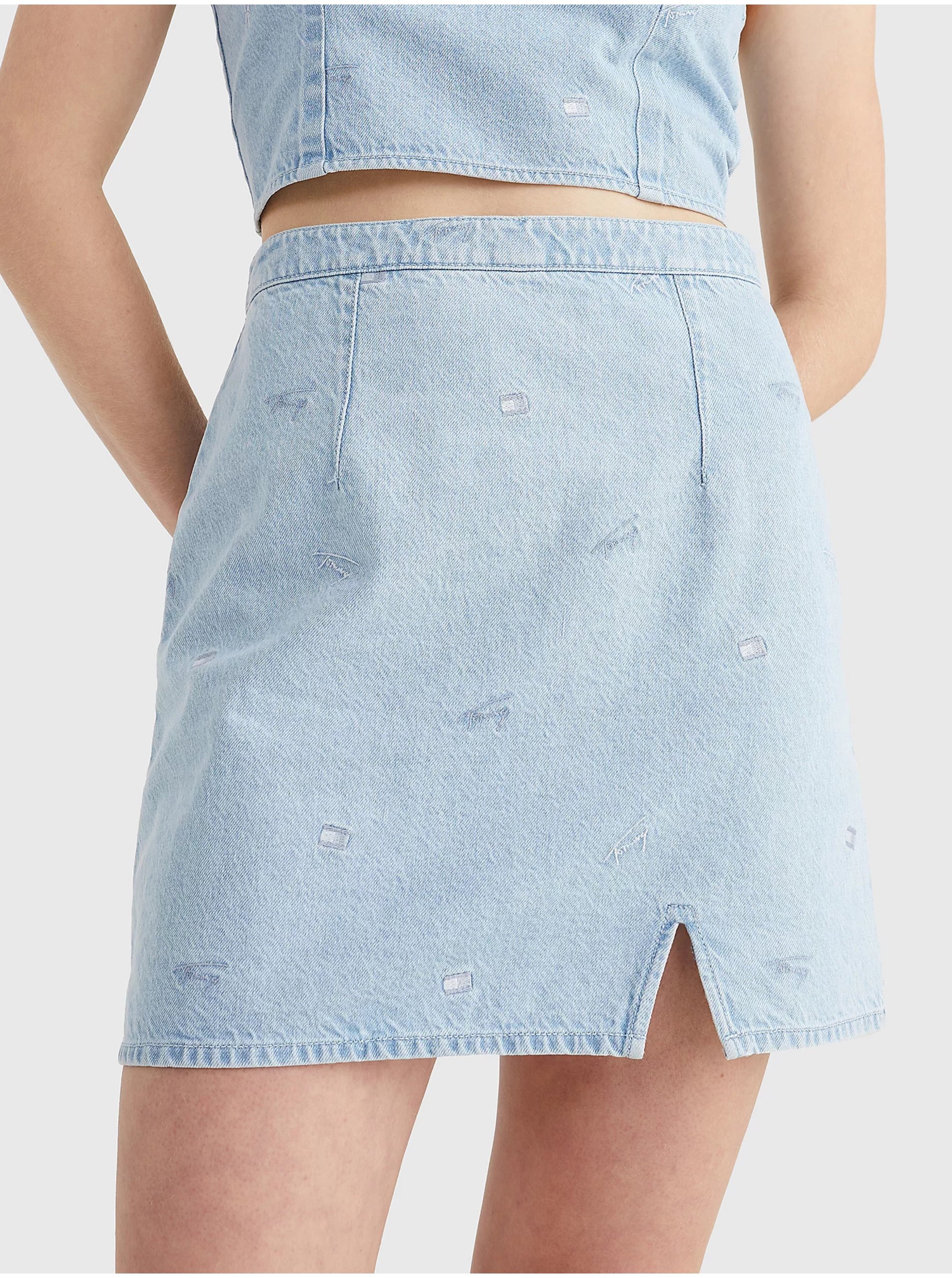 Levně Světle modrá dámská džínová krátká sukně s potrhaným efektem Tommy Jeans