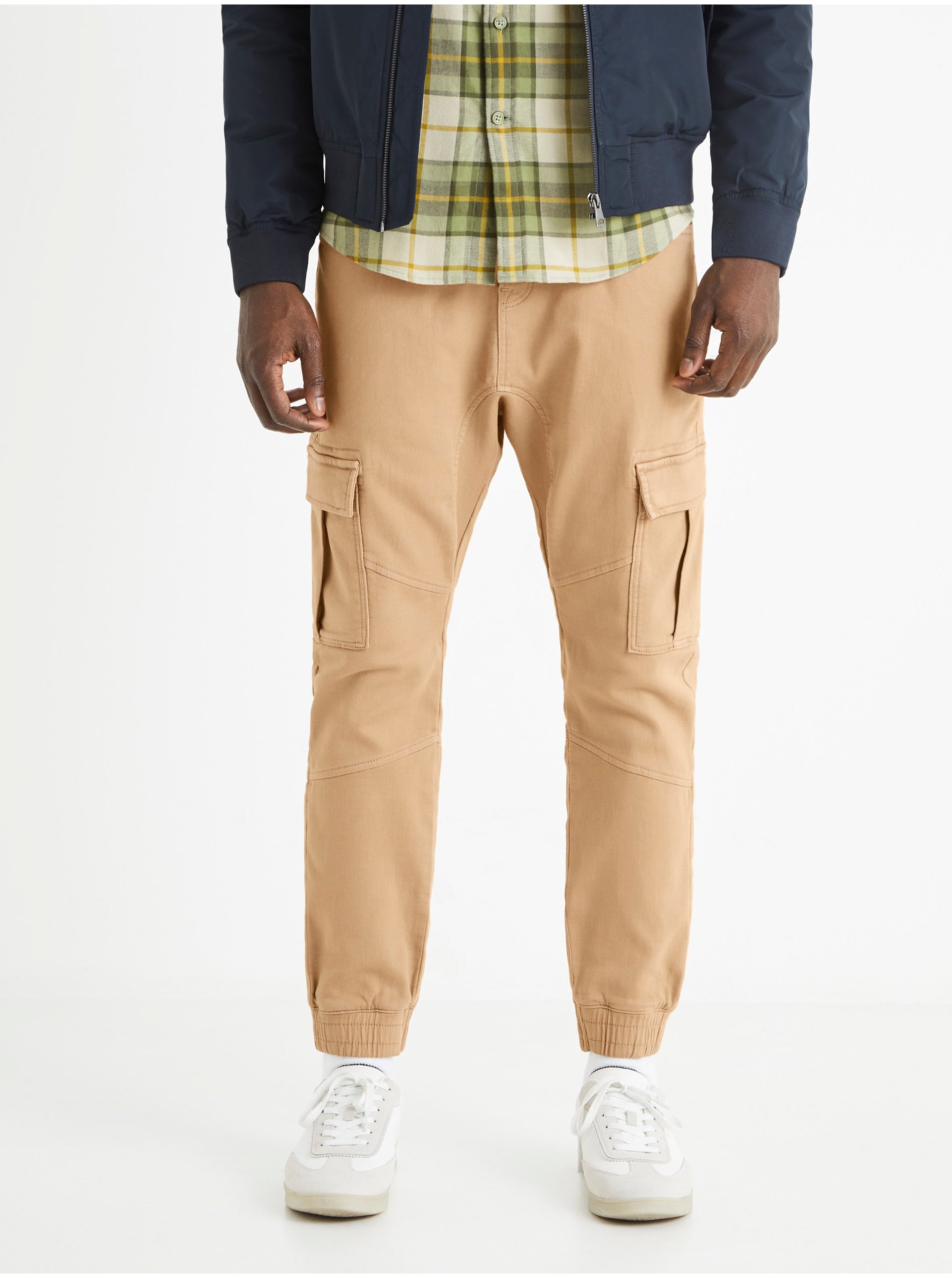 Levně Béžové pánské kalhoty s kapsami Celio Cargo