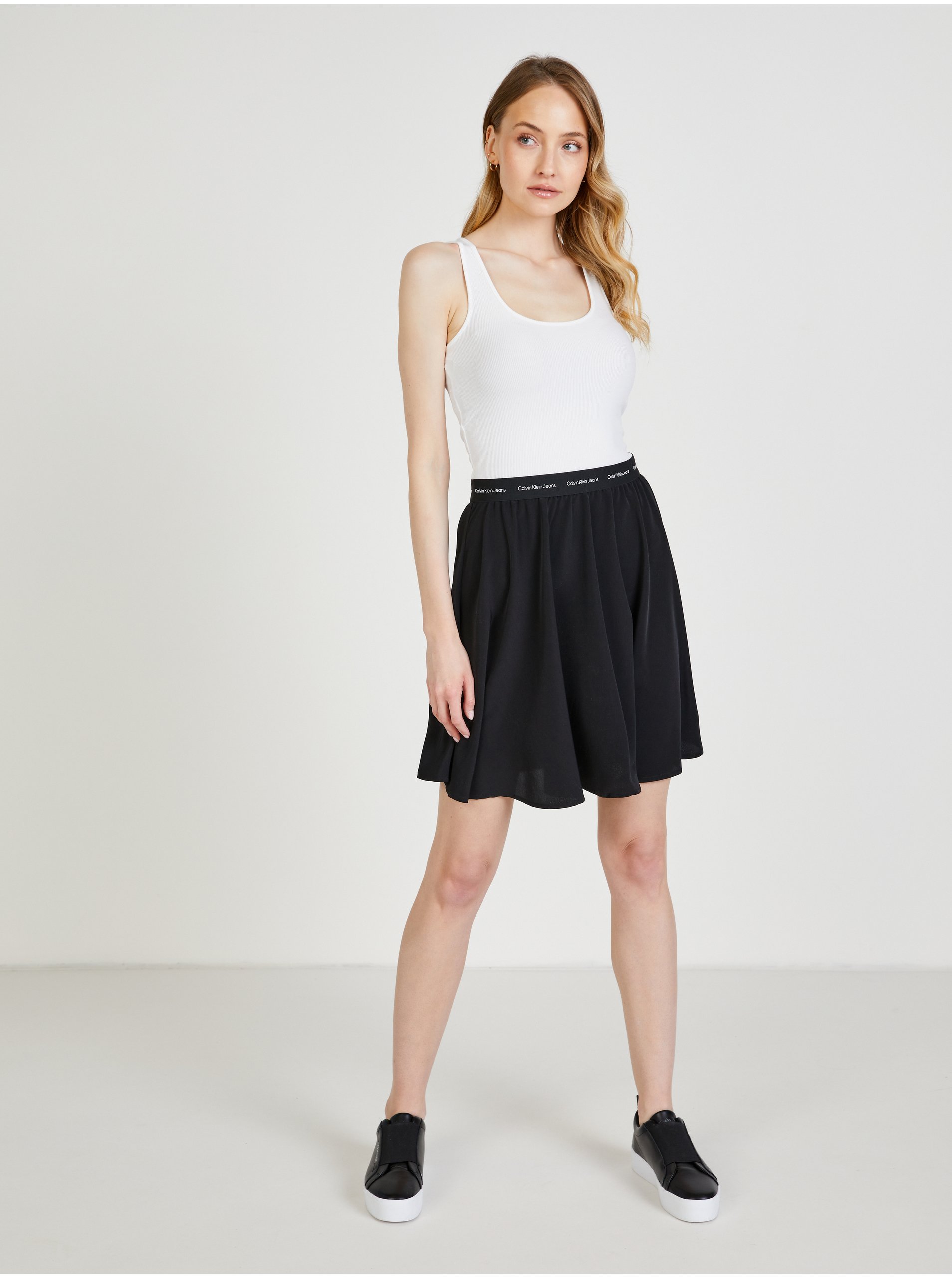 Levně Bílo-černé dámské šaty Calvin Klein Jeans