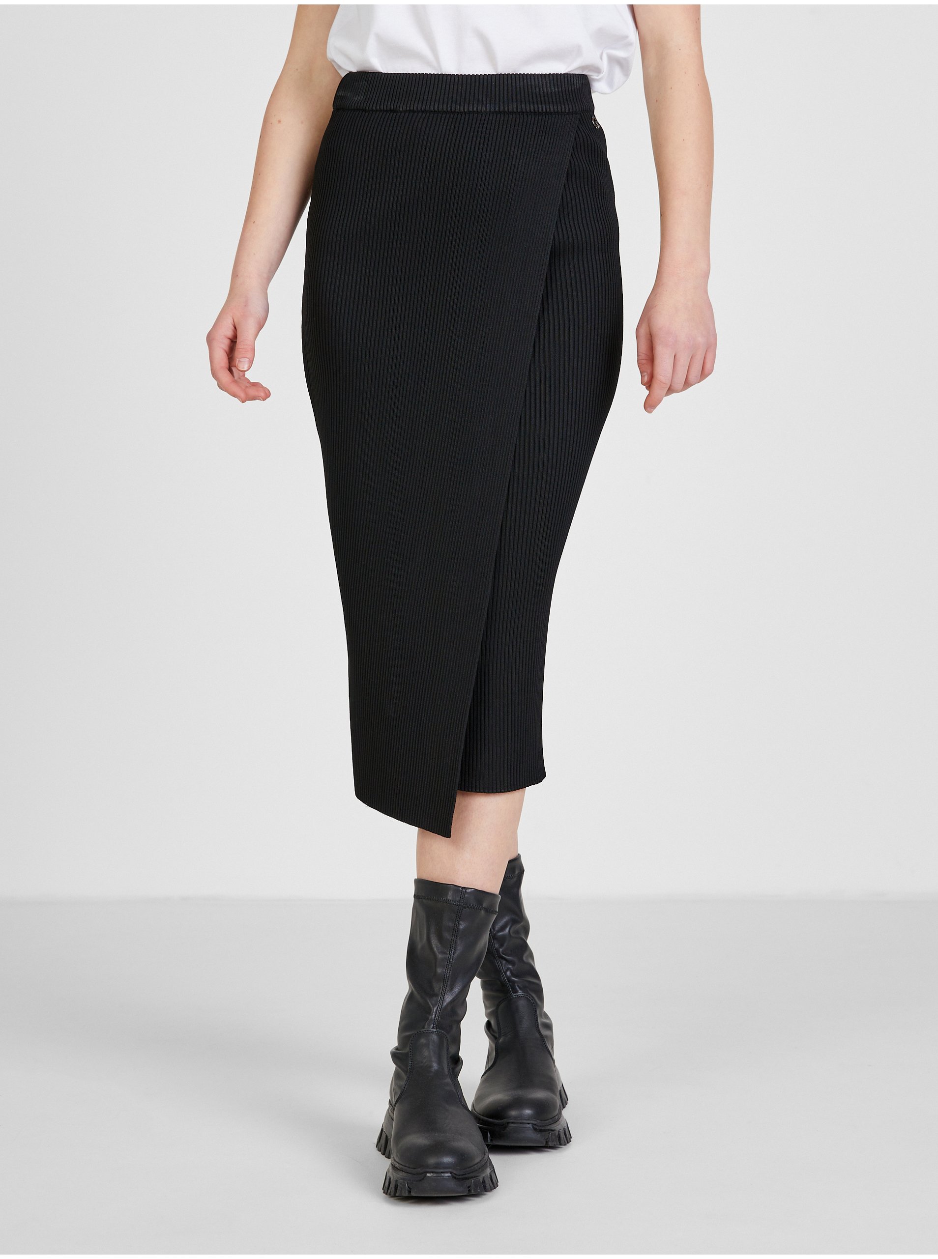 E-shop Černá dámská žebrovaná zavinovací midi sukně Guess
