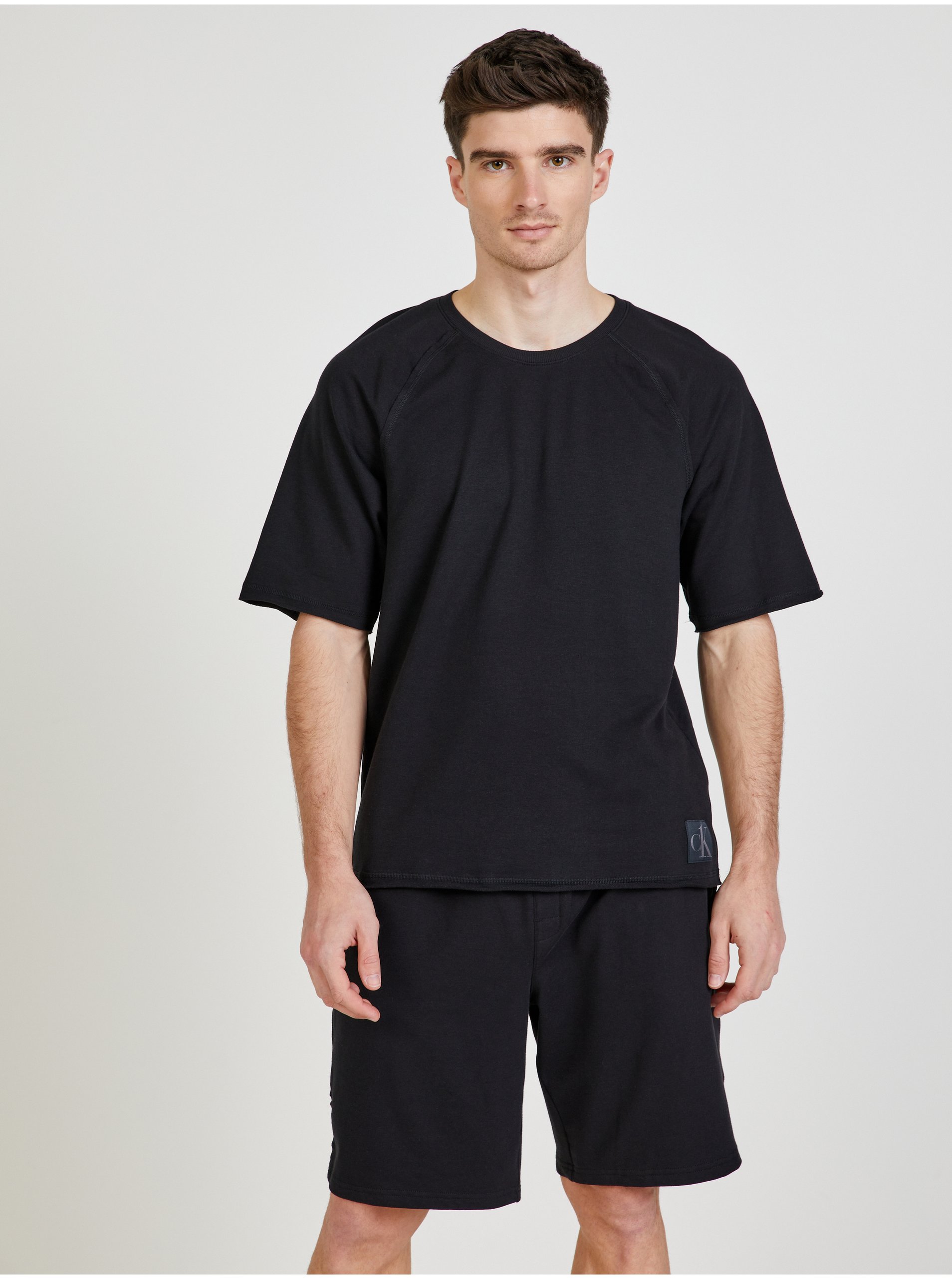 Levně Černé pánské tričko na spaní Calvin Klein