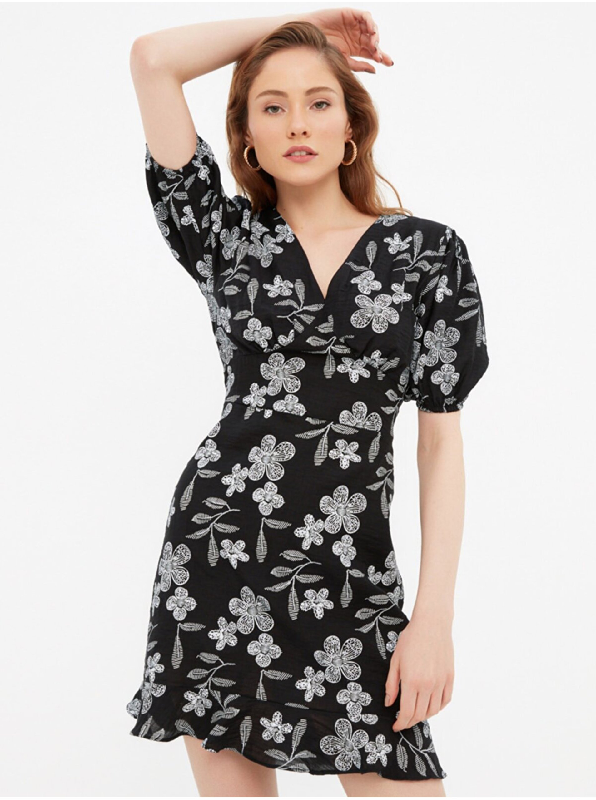 Levně Černé dámské květované krátké šaty Trendyol