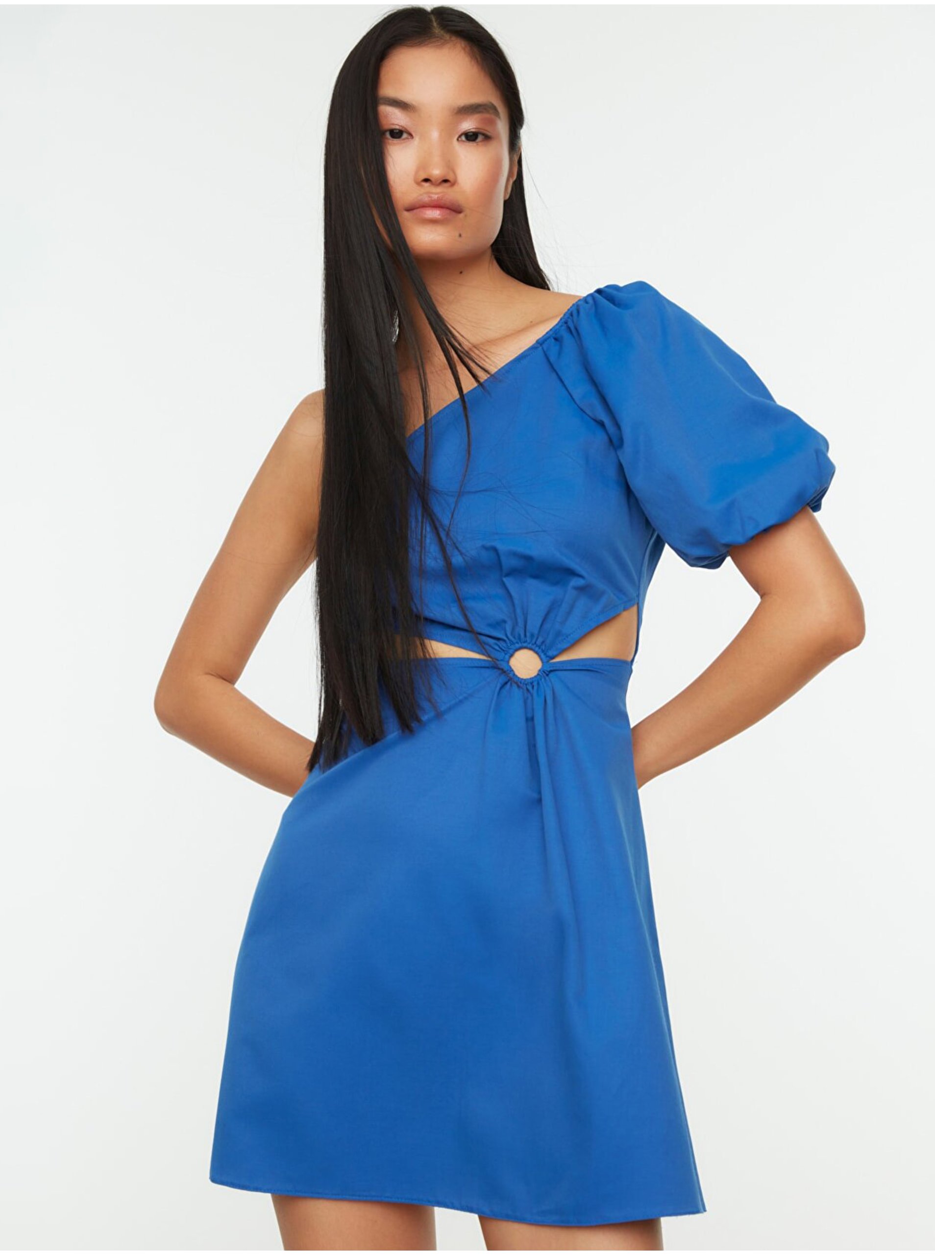 Levně Modré dámské krátké asymetrické šaty Trendyol