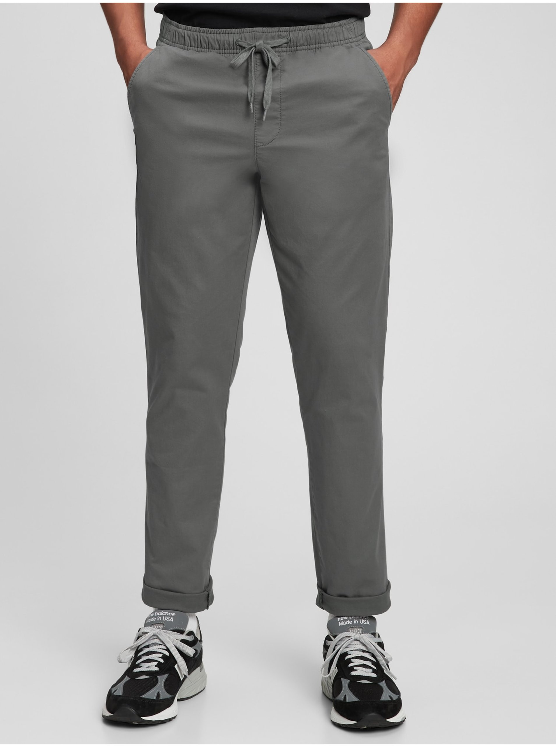 Levně Šedé pánské kalhoty GAP s pružným pasem GapFlex