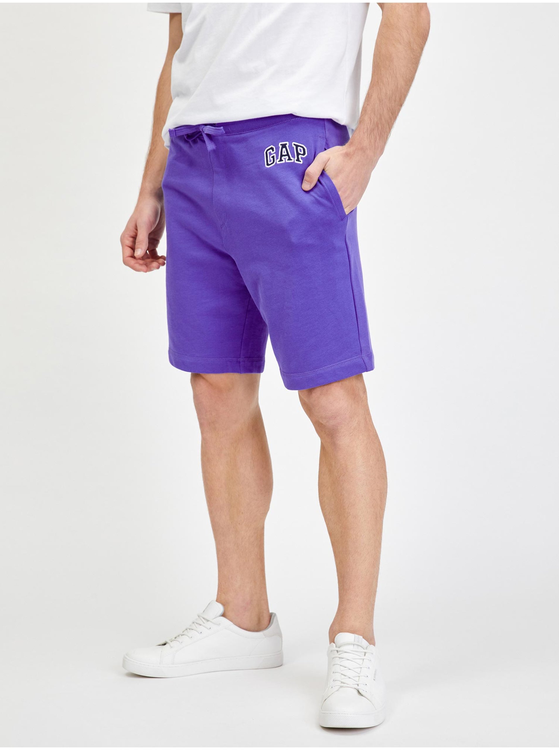 E-shop Fialové pánske teplákové šortky logo GAP