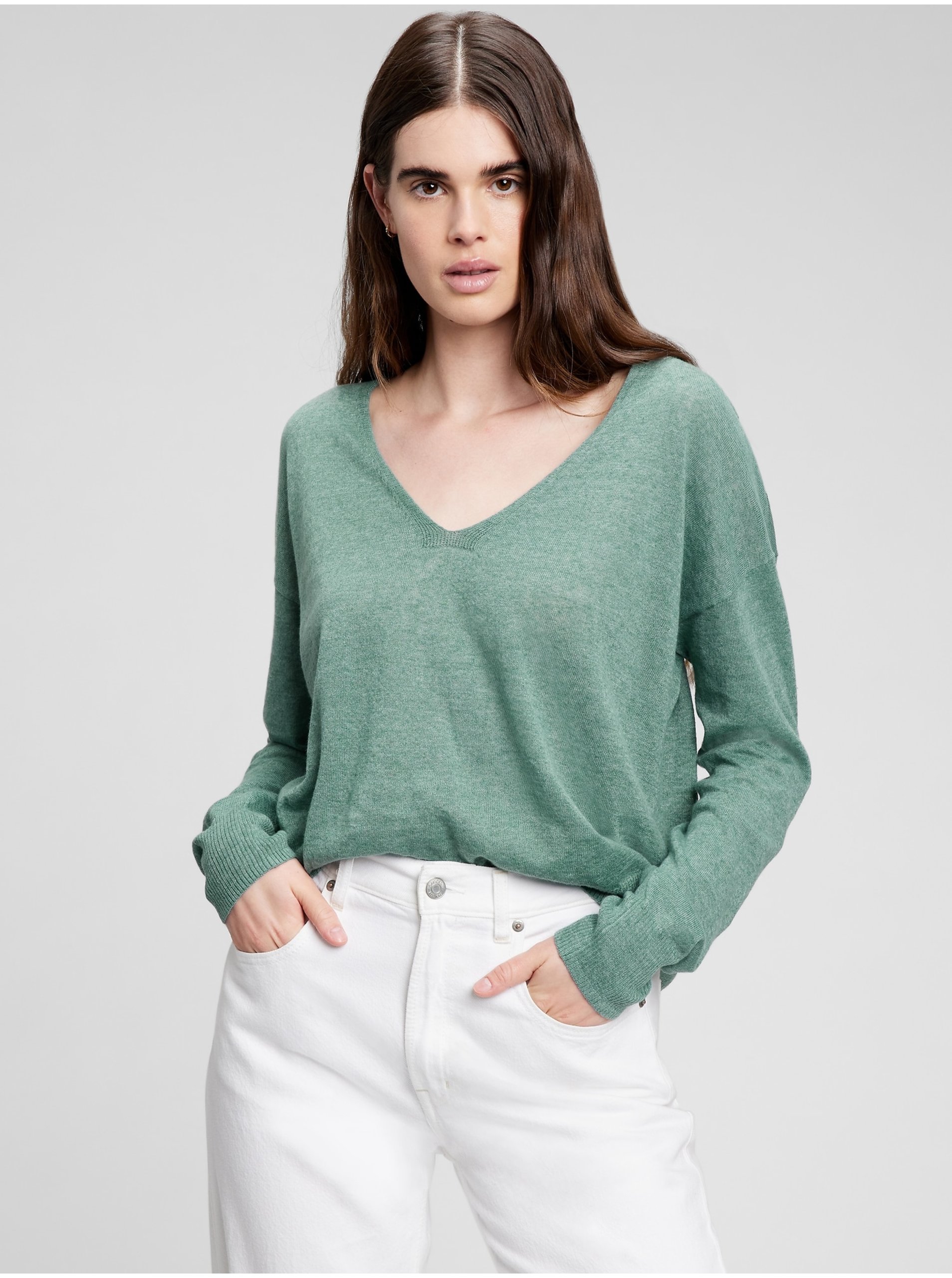 E-shop Zelený dámský svetr lněný s výstřihem do V GAP