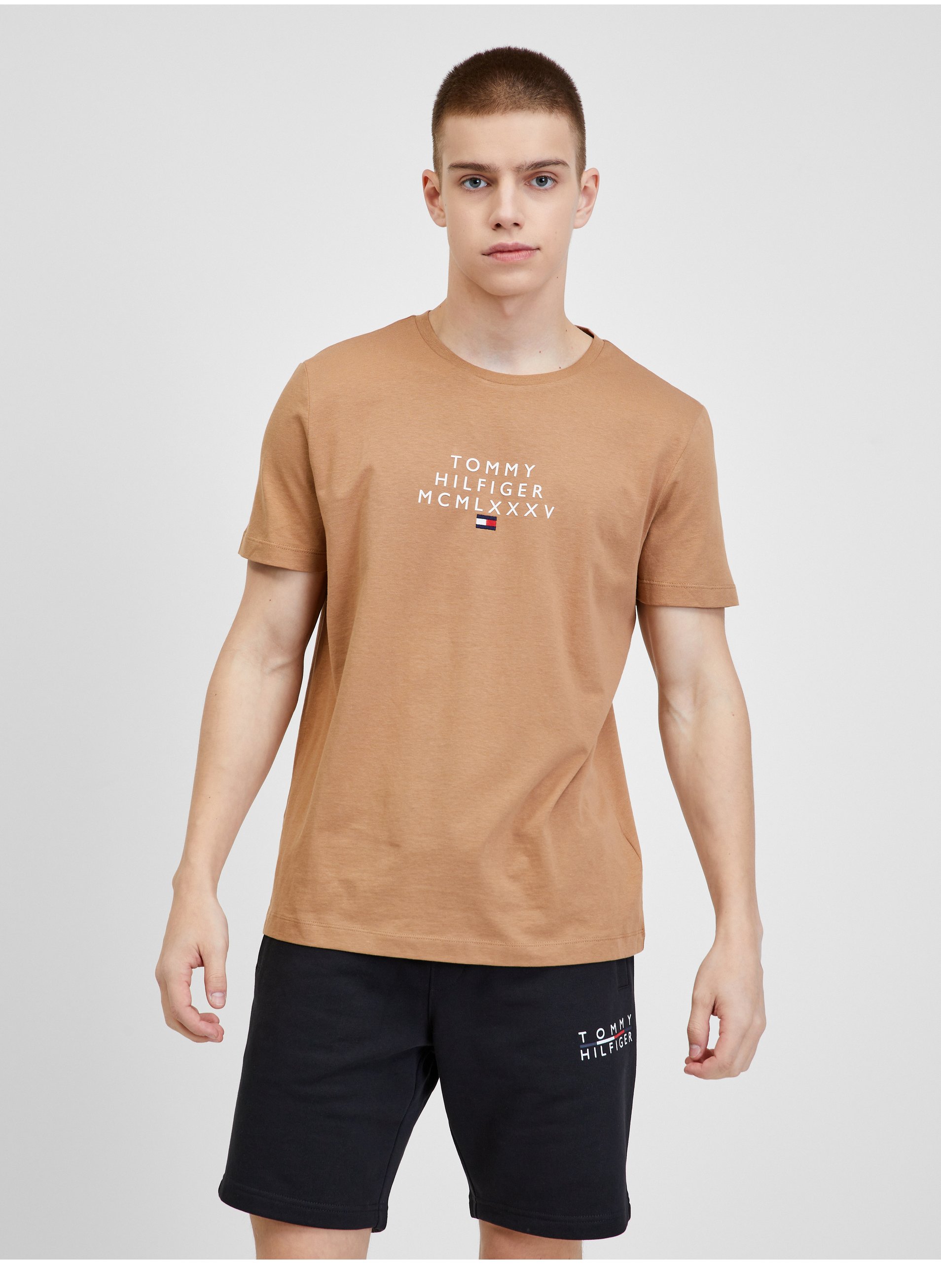 Levně Světle hnědé pánské tričko Tommy Hilfiger