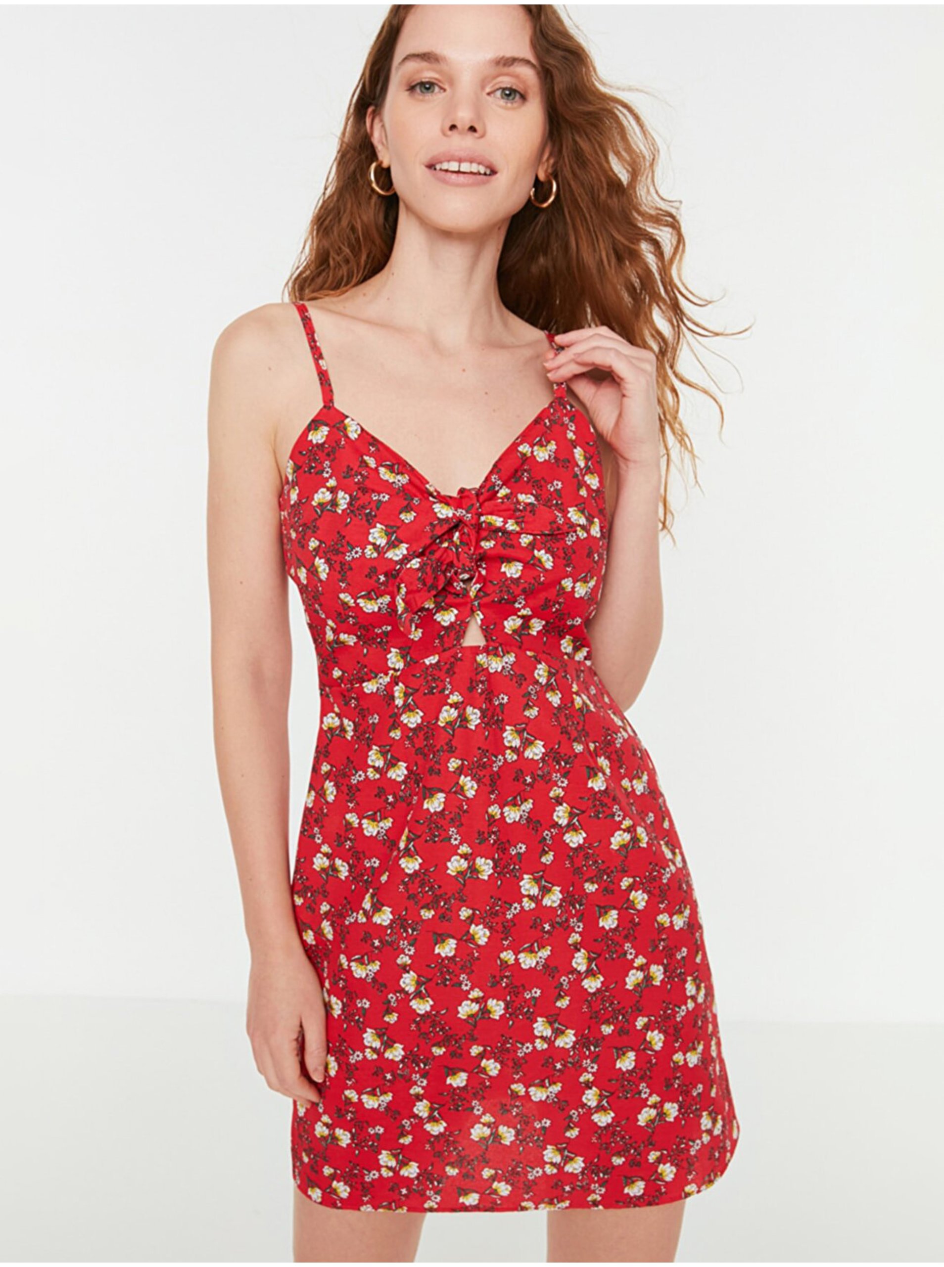 Levně Červené dámské květované krátké šaty na ramínka Trendyol