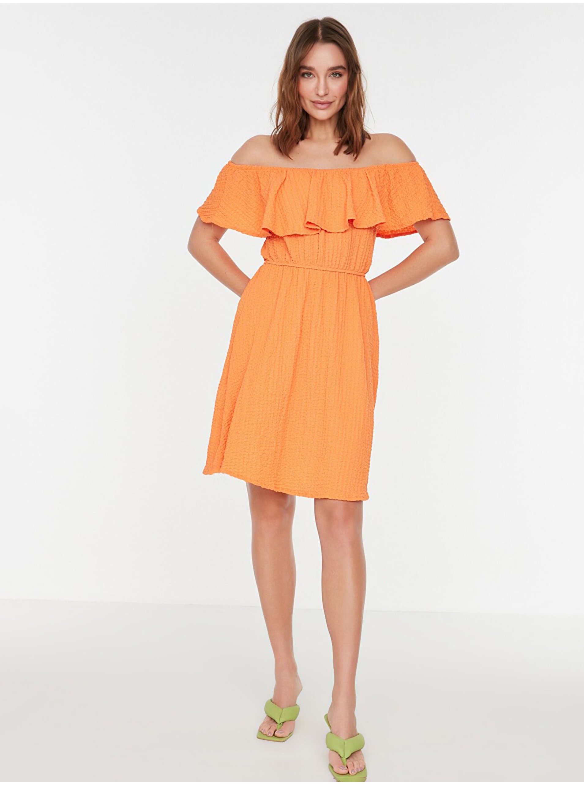 Levně Oranžové dámské šaty s odhalenými rameny Trendyol