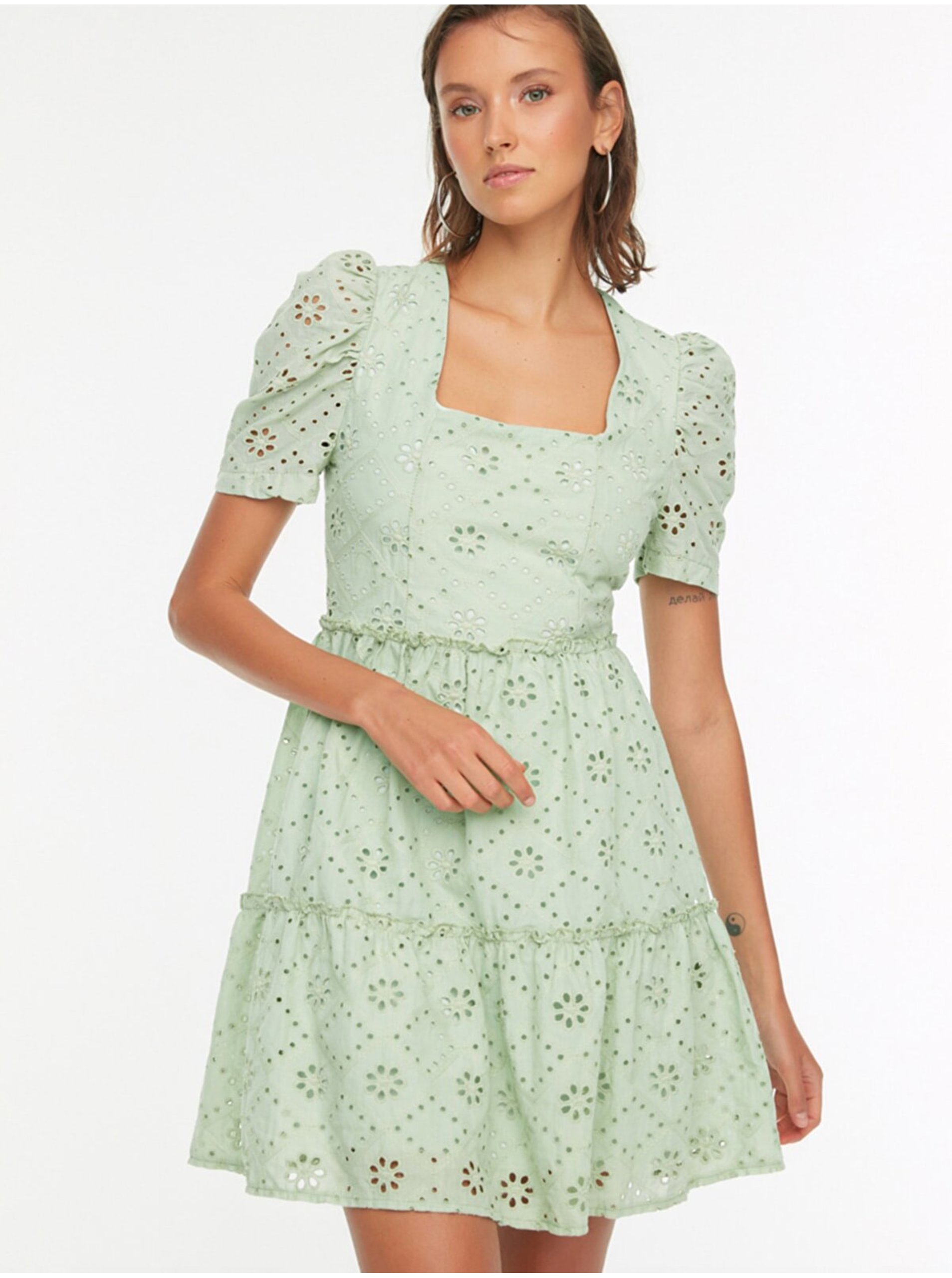 Levně Světle zelené dámské vzorované krátké šaty Trendyol